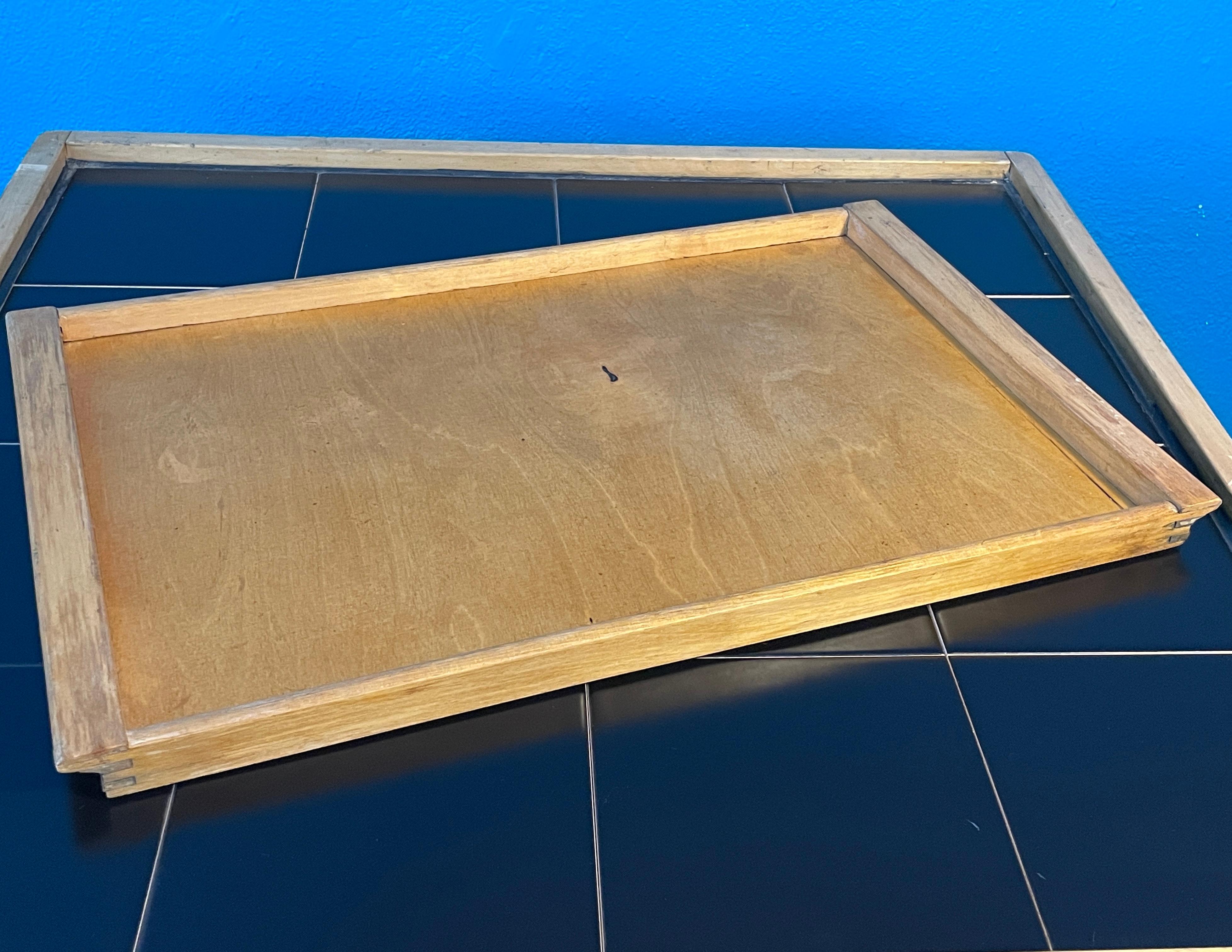 Bandeja de madera para servir de la serie Maija, diseñada por Aino Aalto. 
Diseñado originalmente en 1936 para Artek Finlandia.

- Construcción típica de junta de dedos estilo Alvar Aalto / Artek
- Modelo grande: Anchura 50 cm, Profundidad 32 cm.