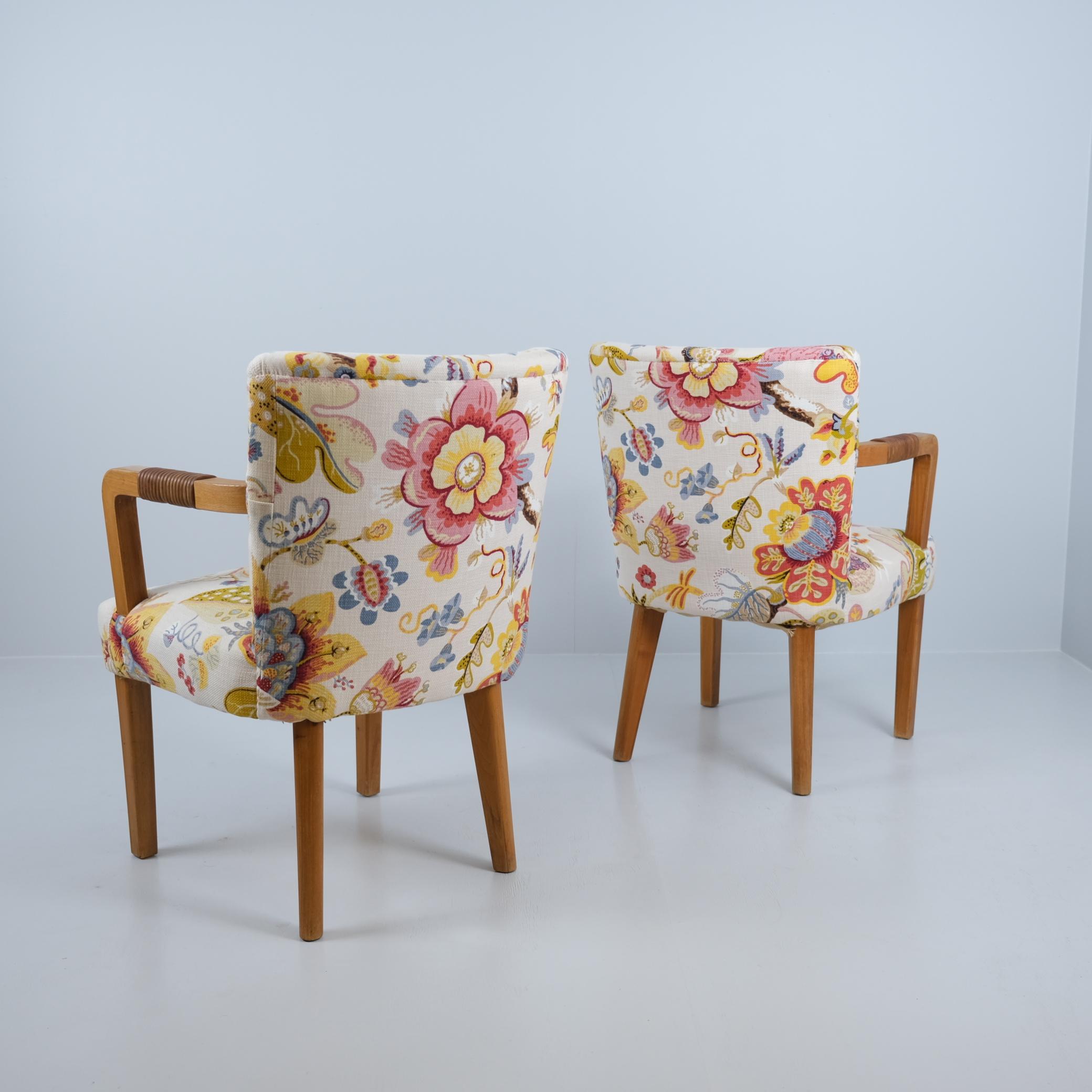Aino Aalto Pair of Club Chairs in Oak, Leather, & Floral Pattern, Artek 1940s. In Good Condition For Sale In Helsinki, FI