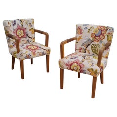 Ein Paar Clubsessel von Aino Aalto aus Eiche, Leder und Blumenmuster, Artek 1940er Jahre.