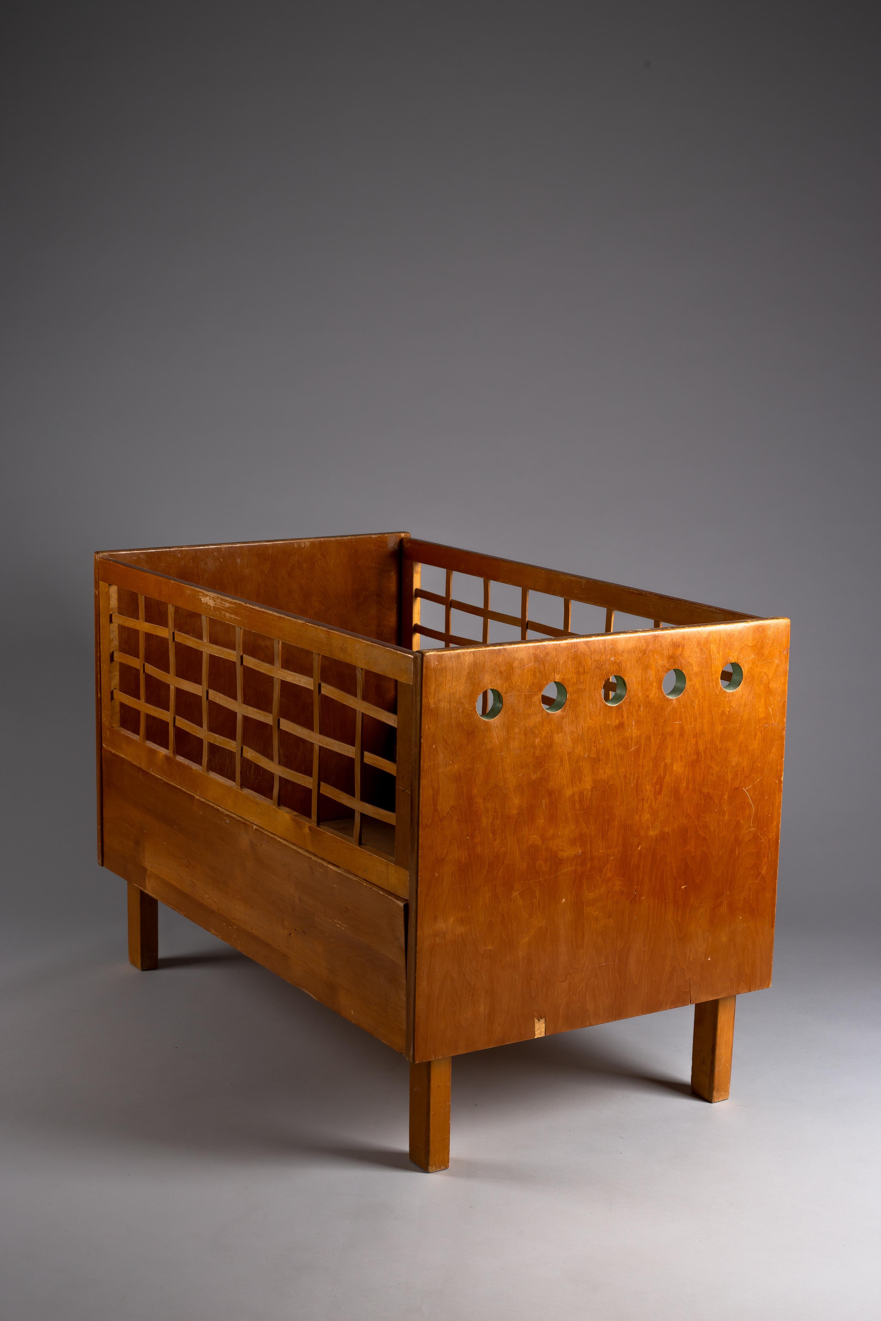 Découvrez le lit extensible pour enfants Aino Aalto des années 1930, une pièce intemporelle qui grandit avec votre enfant. Sa patine miel unique dégage de la chaleur, ajoutant une touche de charme vintage à toute chambre d'enfant. Ce rare lit