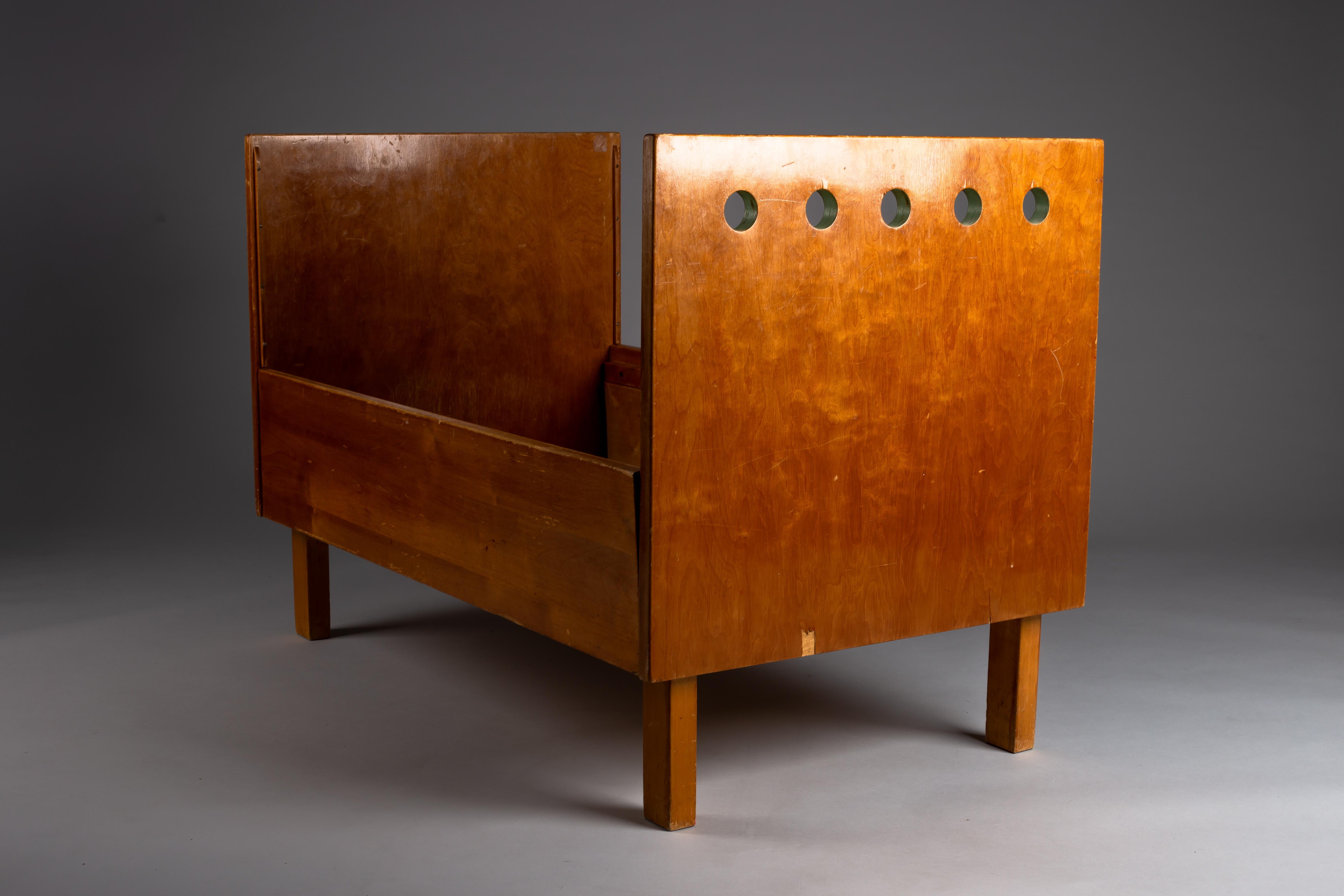 Finlandais Aino Aalto, rare lit extensible pour enfants des années 1930 en vente