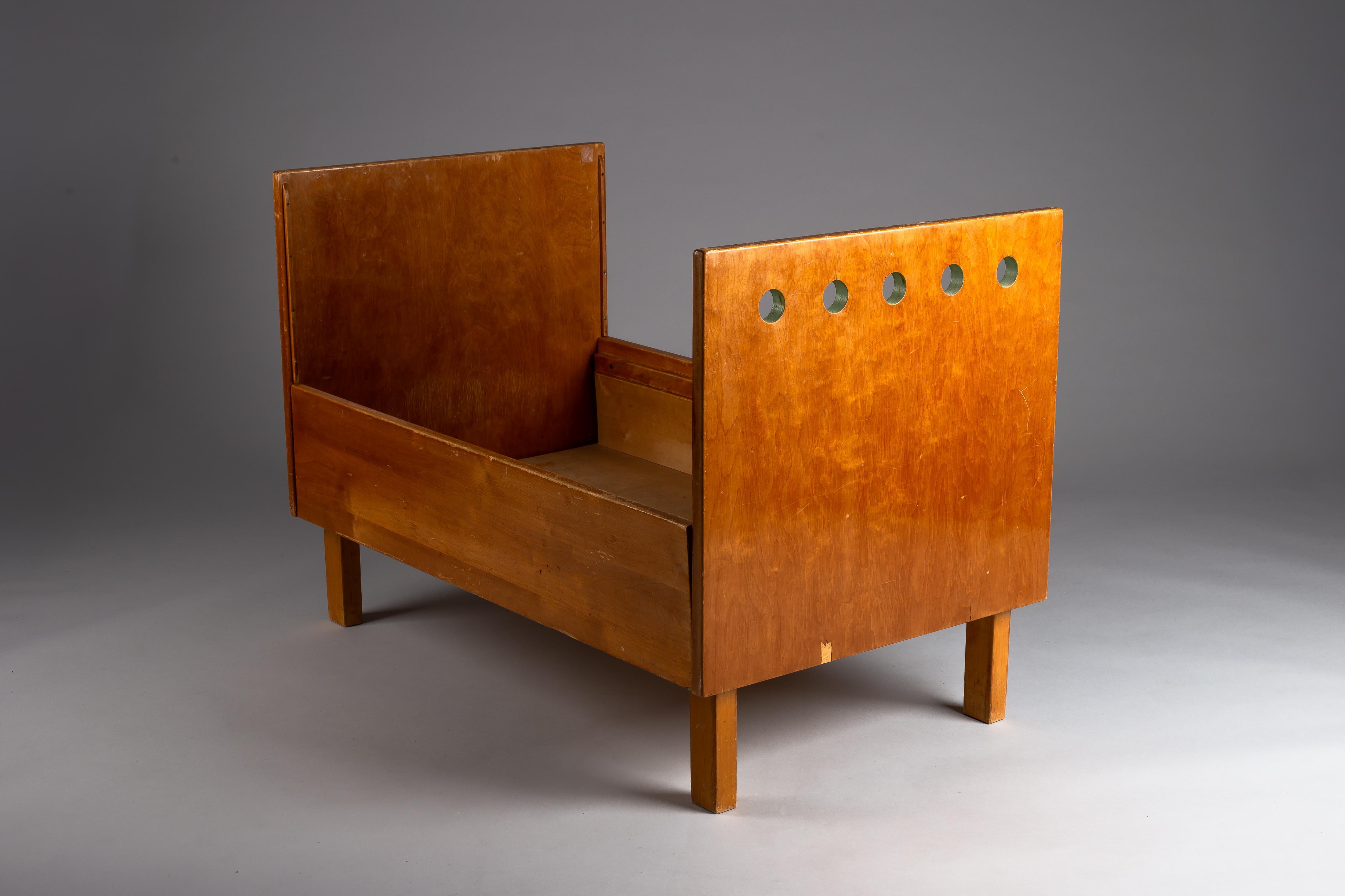 Noirci Aino Aalto, rare lit extensible pour enfants des années 1930 en vente