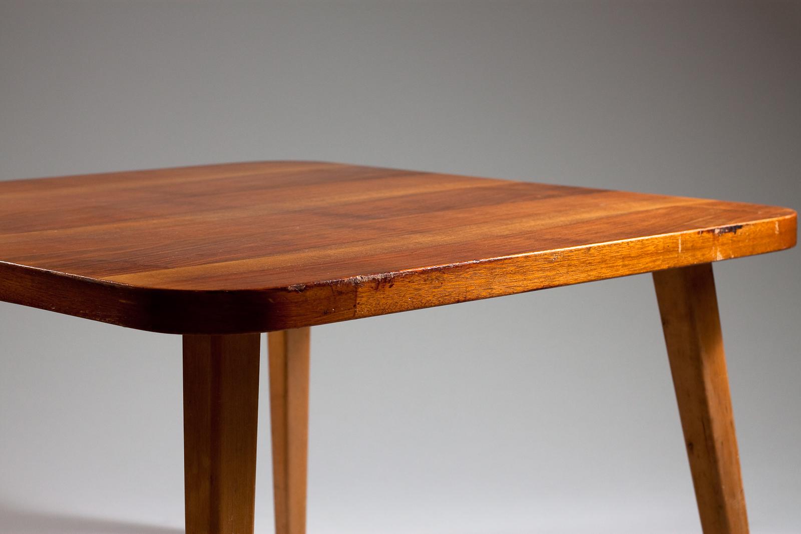 Aino Aalto, Rare 1940s Elm Veneer Coffee Table In Good Condition In Turku, Varsinais-Suomi