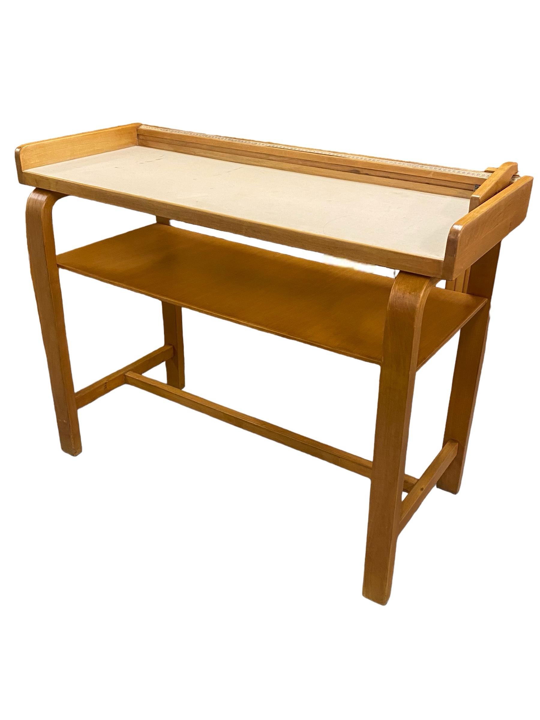 Cette table a d'abord été conçue comme table de mesure pour les bébés dans les hôpitaux. Il est équipé d'une unité de mesure métrique et d'une pièce en bois coulissante qui s'ajuste à la longueur des bébés.

En plus d'être un véritable must have