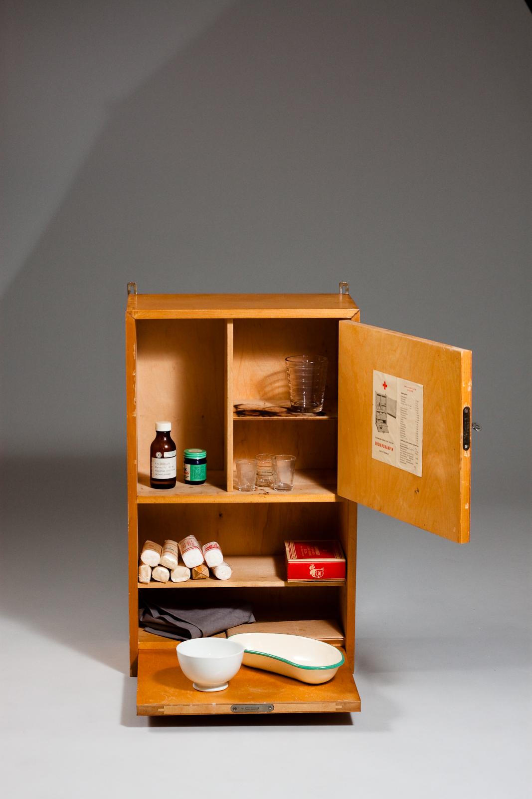 Aino Aalto, Rare Mid-Century Modern Medicine Wall Cabinet for Artek, Finland 13