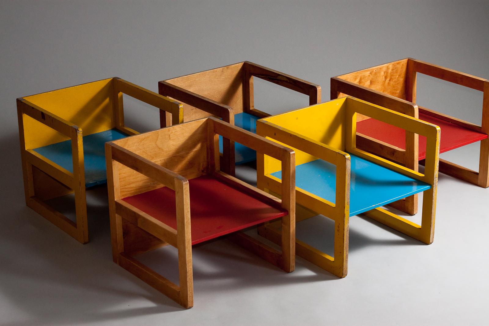 Dieses seltene Set aus 5 Kinderstühlen, entworfen von Aino Aalto in den 1940er Jahren, zeichnet sich durch ein zeitloses und klassisches Design aus, das auch als Tisch verwendet werden kann. Mit ihrem von Montessori inspirierten Design sind diese
