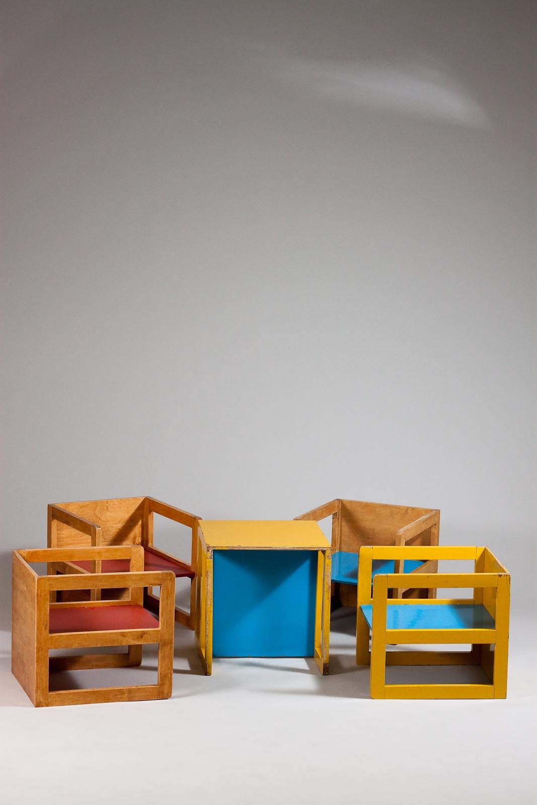 Finlandais Aino Aalto+Aalto, rare ensemble de 5 chaises pour enfants, années 1940 en vente