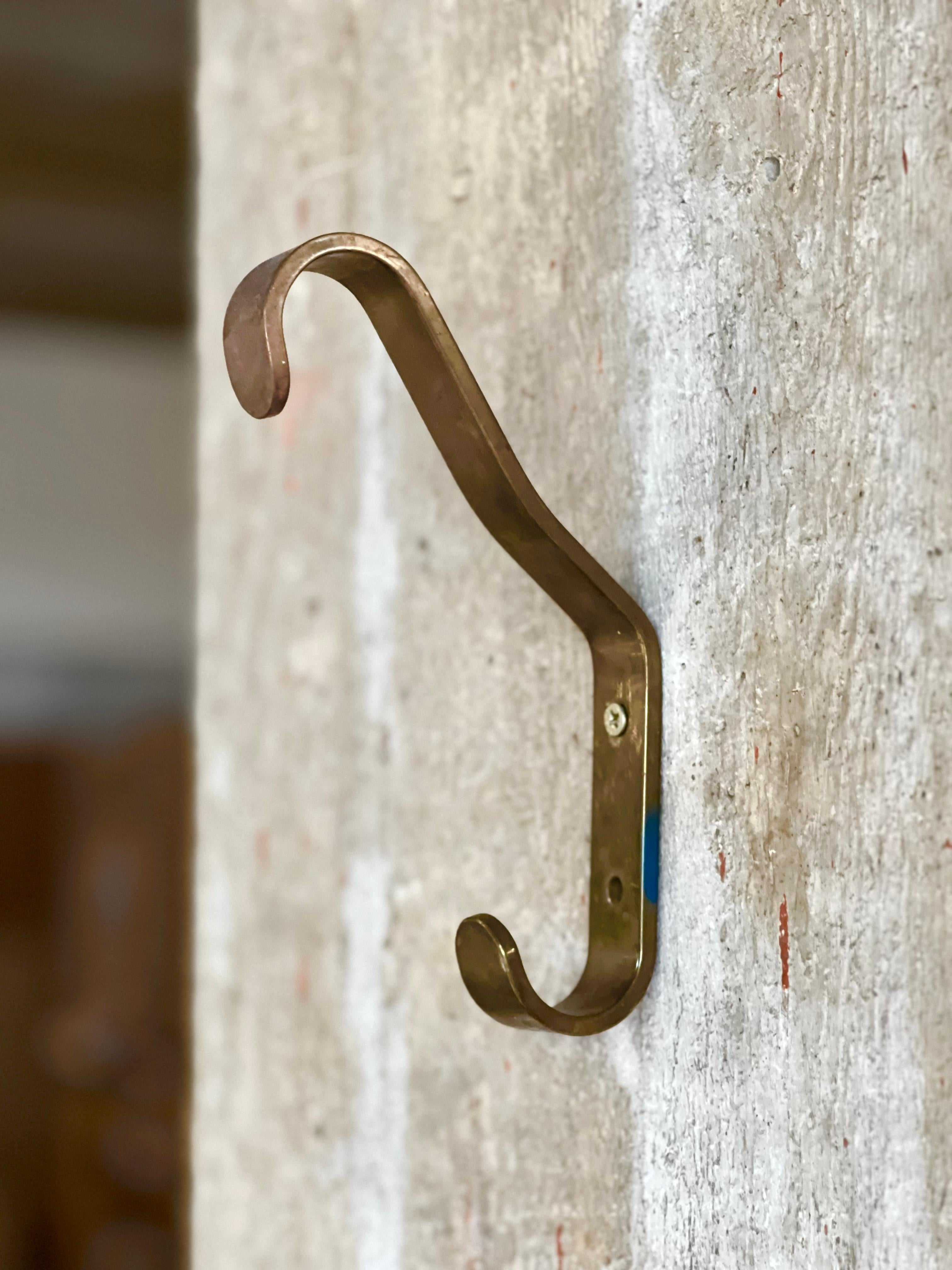 Serie di quattro appendiabiti e cappelli in ottone o bronzo dalla forma naturale. Simile a un pezzo di Alvar Aalto, è presumibilmente realizzato da una delle mogli di Alvar Aalto. In ottime condizioni, con una patina molto calda!