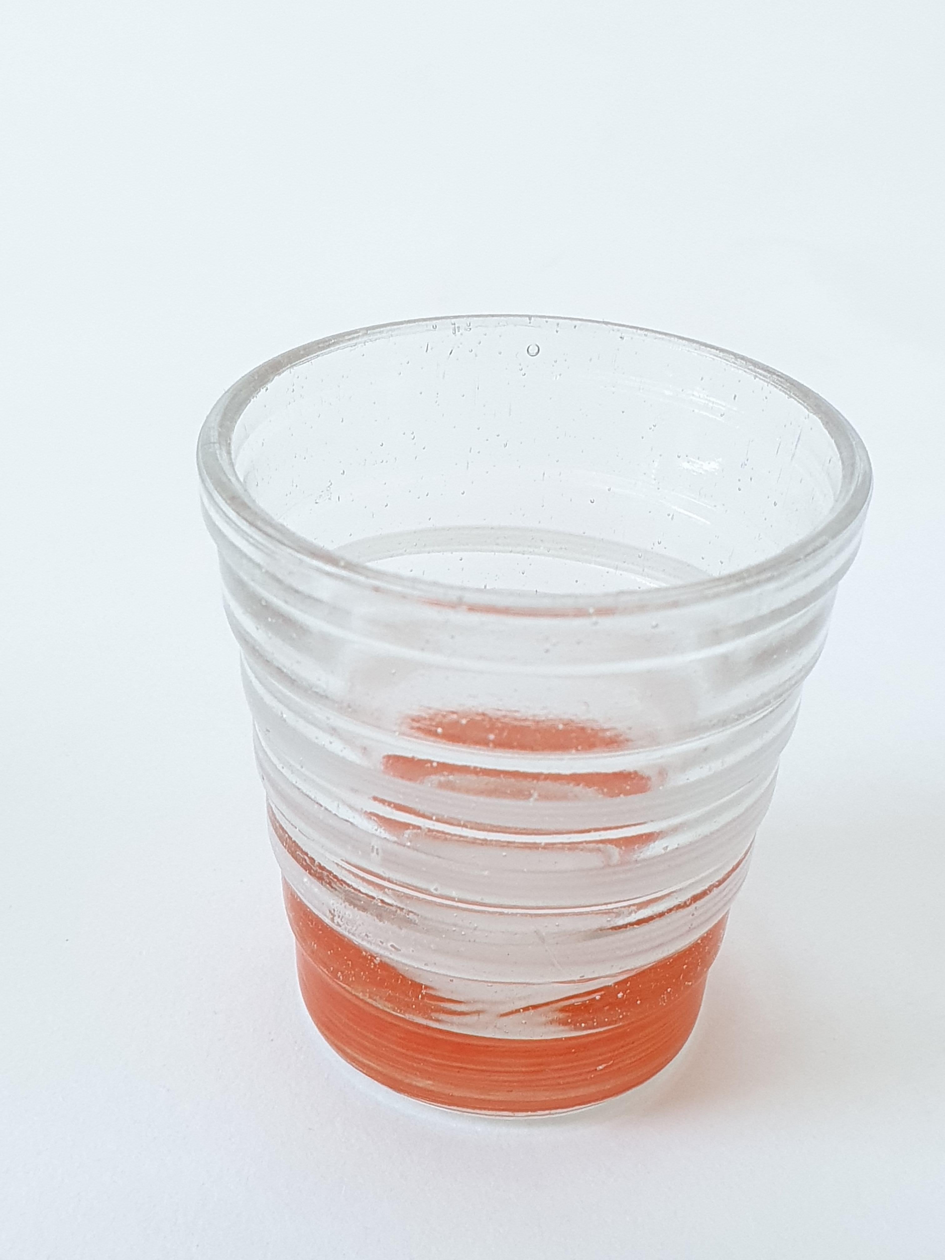 Verres à shot 6 pièces dessinés par Aino Aalto, et fabriqués par Karhula, et une carafe par Karhula. En très bon état. Cet ensemble date des années 1930-1940.
La hauteur de la carafe est d'environ 22 cm et la hauteur des verres est d'environ 5,5 cm.