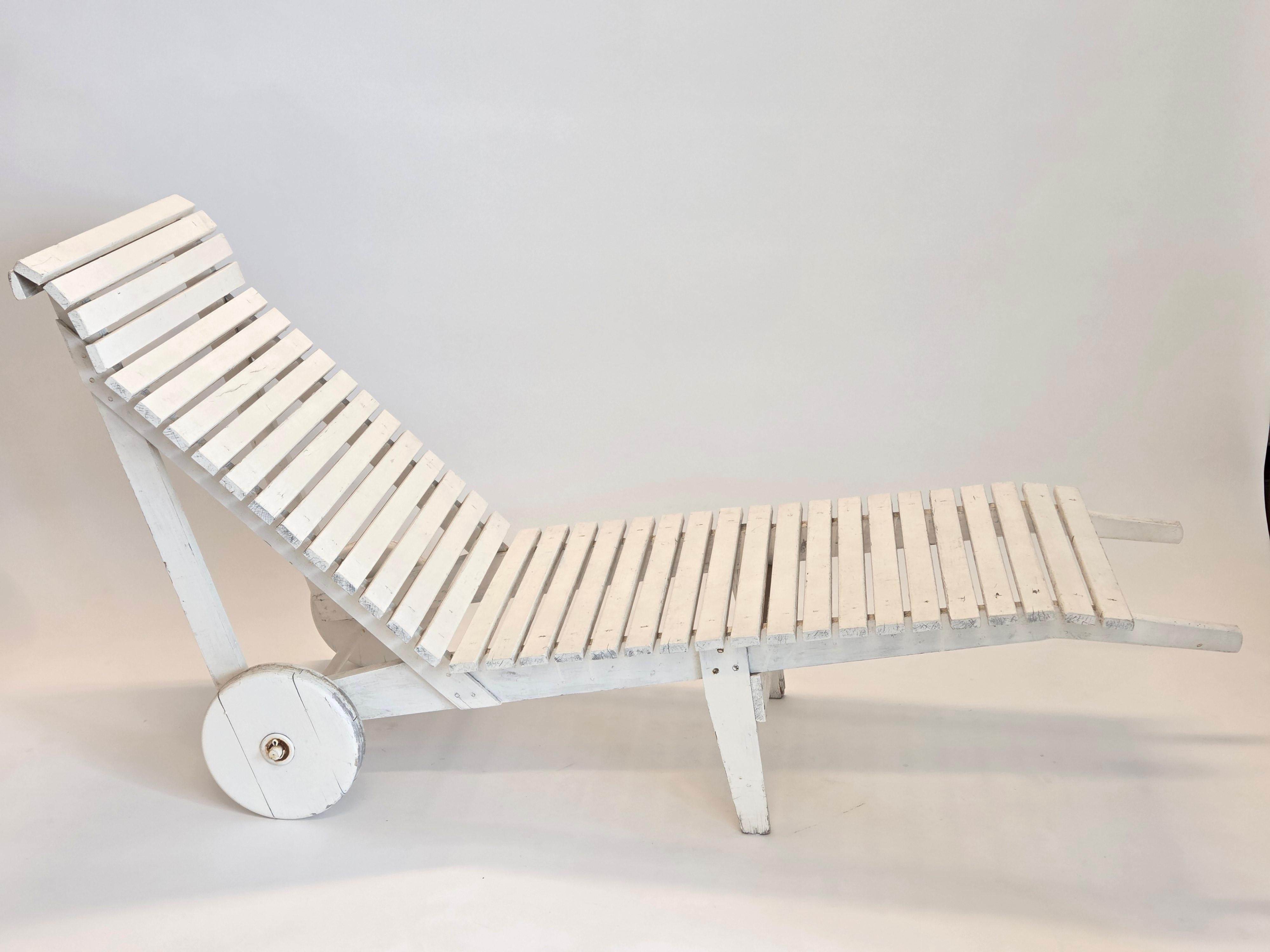 Sun lounger designed by Aino Aalto and manufactured by Artek. Painted white. In good used condition. The chair is from around the 1950s-1960s. Also included is a cushion made from Aino Aalto's 