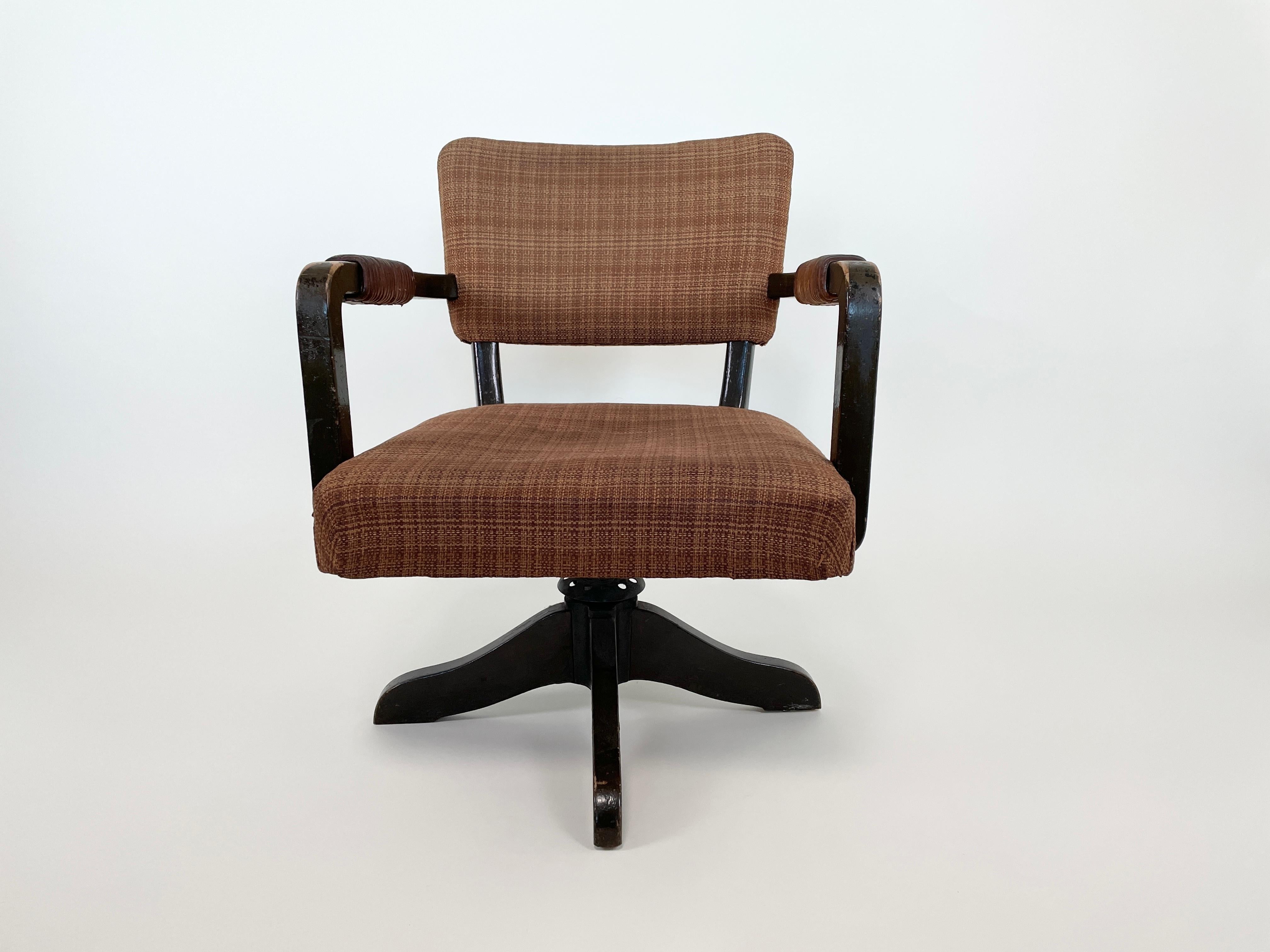 Voici la rarissime chaise pivotante Aino Aalto n° 1118, conçue entre 1935 et 1936 par l'architecte finlandais Aino Marsio-Aalto. Cette chaise est dotée de son revêtement d'origine et d'un mécanisme de réglage de la hauteur, reflétant les principes