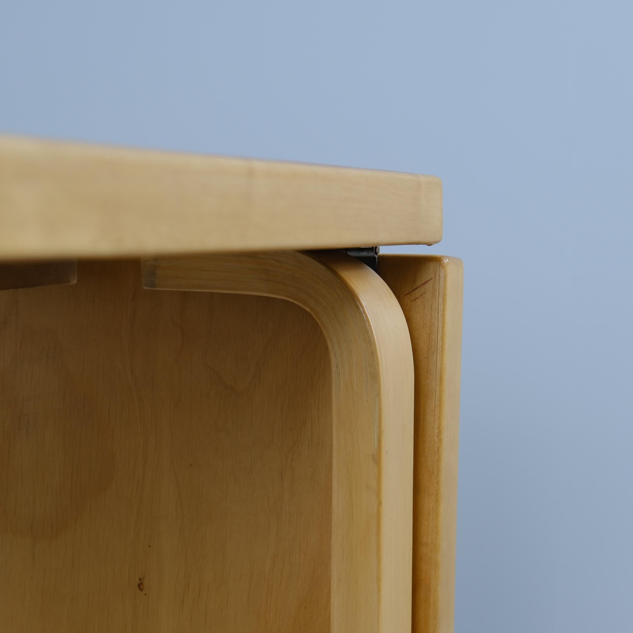 Aino & Alvar Aalto Fodlable Table Model DL82, Birch & Red Linoleum, Artek 1960s For Sale 4