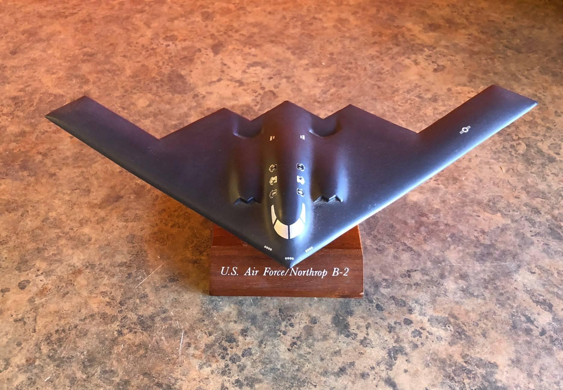 Tischmodell eines B-2-Bombers der Luftwaffe, ca. 1989. Ein sehr cooles Stück aus hochwertigem Kunststoff mit einer Breite von 11