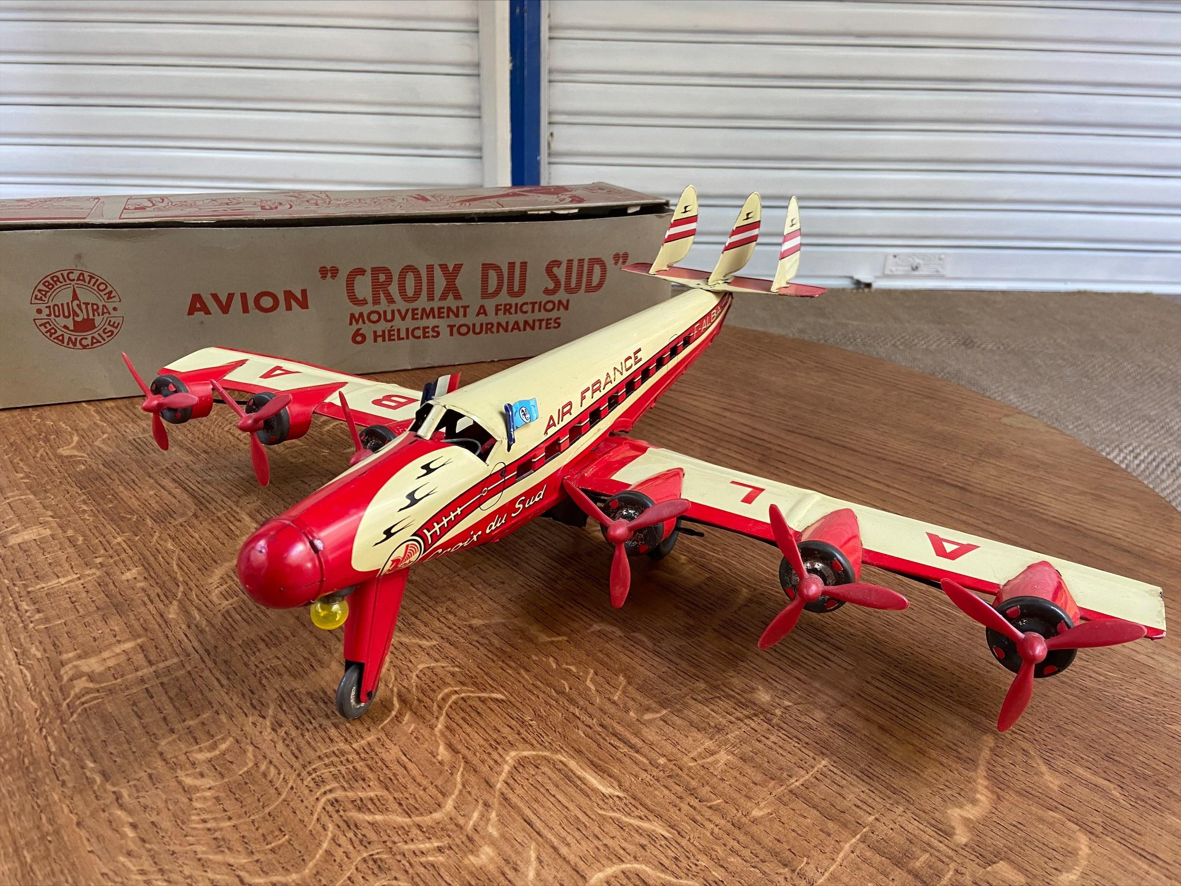 Avion Air France La Croix du Sud jouet de collection
Plan mécanique en tôle lithographiée crème et rouge
Ailes marquées ALBA
Mesures : L54xP61xH18cm
6 moteurs et éclairage à piles
Canettes
Circa 1940-50.