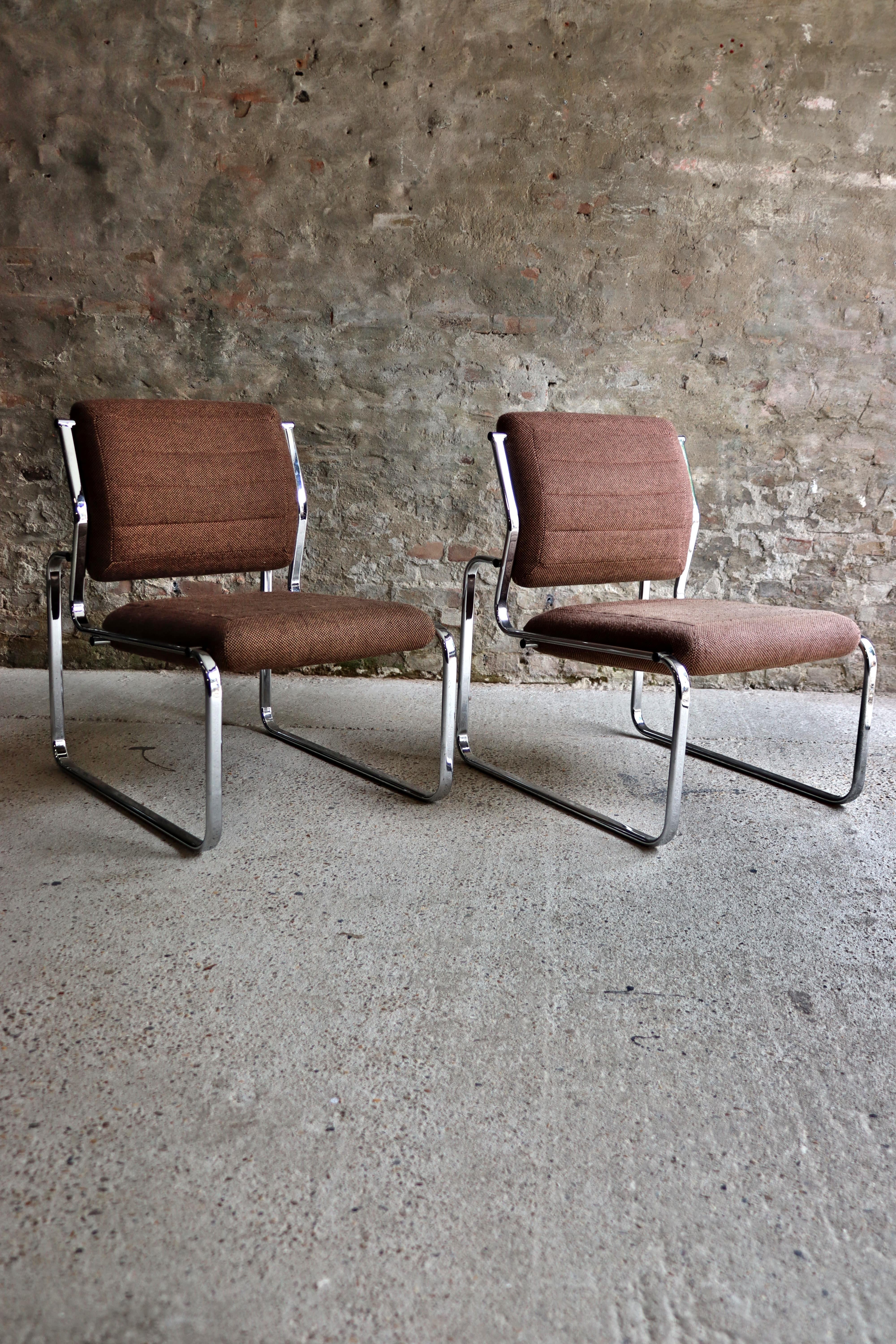 Ces chaises ont pris place dans une salle d'attente d'Air France dans les années 1970. Ils ont un air de Bauhaus et sont dotés d'une base chromée très spéciale, de coussins appropriés et d'un revêtement en tissu haut de gamme (légère décoloration).