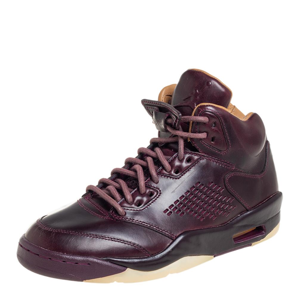 The Air Jordan 5 Retro sneakers have left no stone unturned while combing through Michael Jordan’s history in their pursuit of inspiration for the Air Jordan line. They are made from burgundy leather and feature the signature on the counters, the