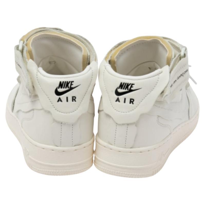 Eines der begehrtesten Designs von Air Jordan ist dieser 12 Retro Fiba Sneaker. Sie sind aus weißem Leder gefertigt und verfügen über eine High-Top-Silhouette mit Schnürung am Schaftrand. Die Einlegesohlen aus Stoff sorgen für eine gute Dämpfung,