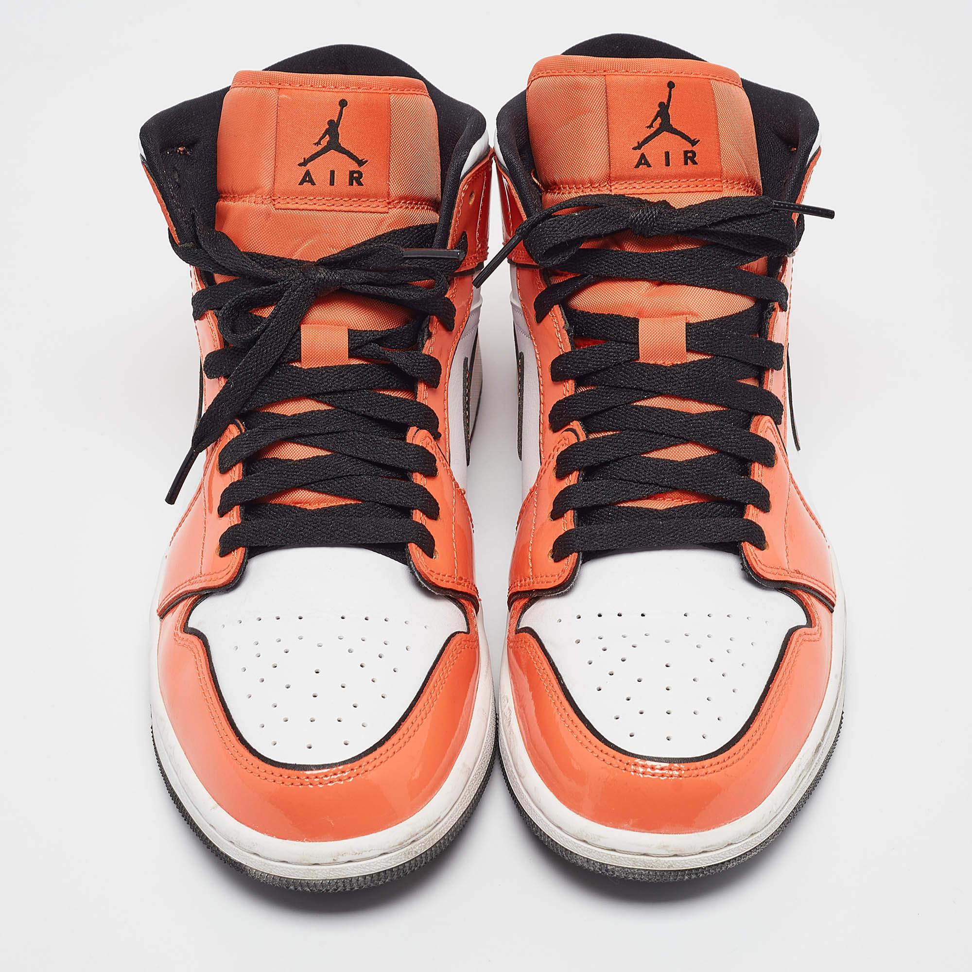 Beige Air Jordans Patent Leather Jordan 1 Mid SE Turf Orange Sneakers Taglia 43 in vendita