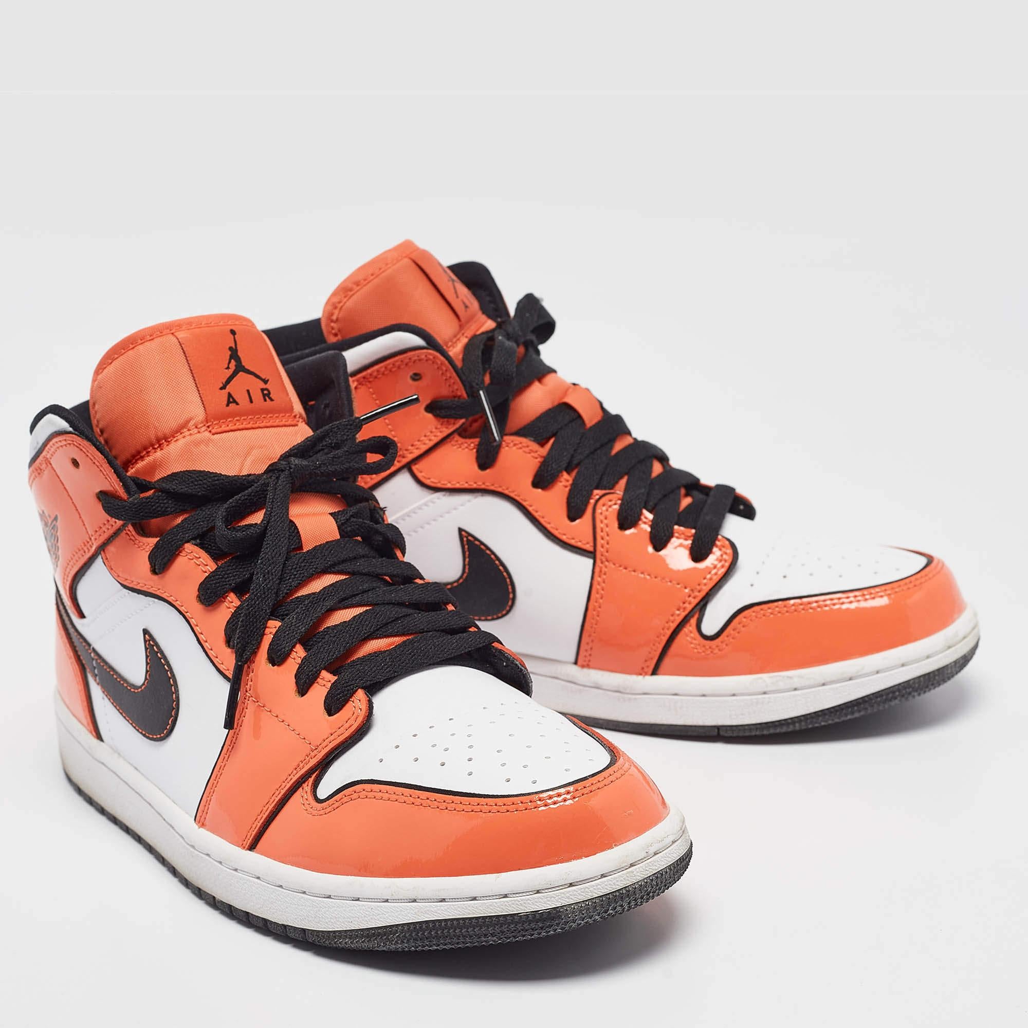 Air Jordans Patent Leather Jordan 1 Mid SE Turf Orange Sneakers Taglia 43 In condizioni buone in vendita a Dubai, Al Qouz 2