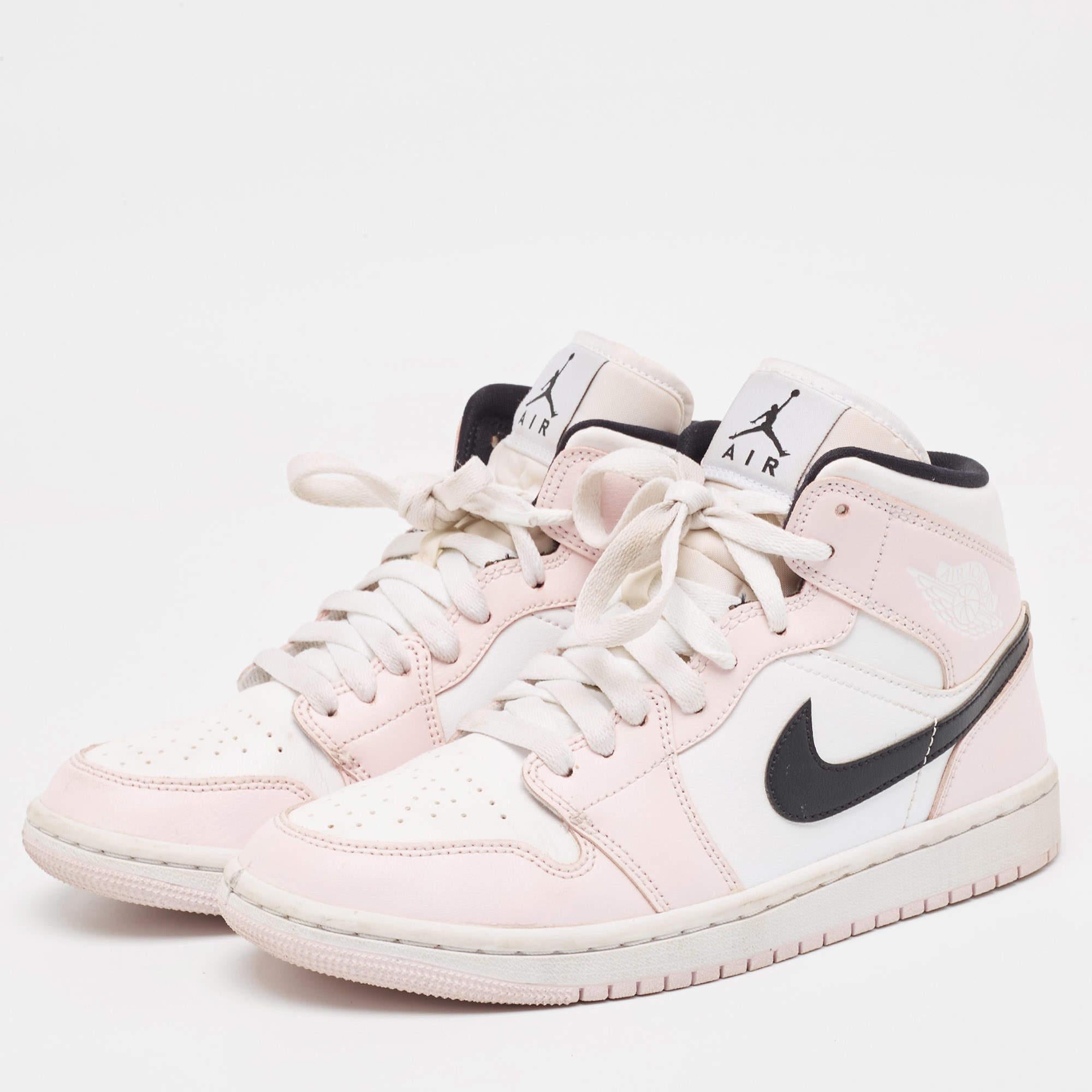 Mit diesen Jordan 1 Mid Barely Rose Turnschuhen kannst du dein Schuhwerk aufwerten. Die Kombination aus beliebten Elementen und unübertroffenem Komfort macht diese Sneaker zu einem echten Hingucker an Ihren Füßen.