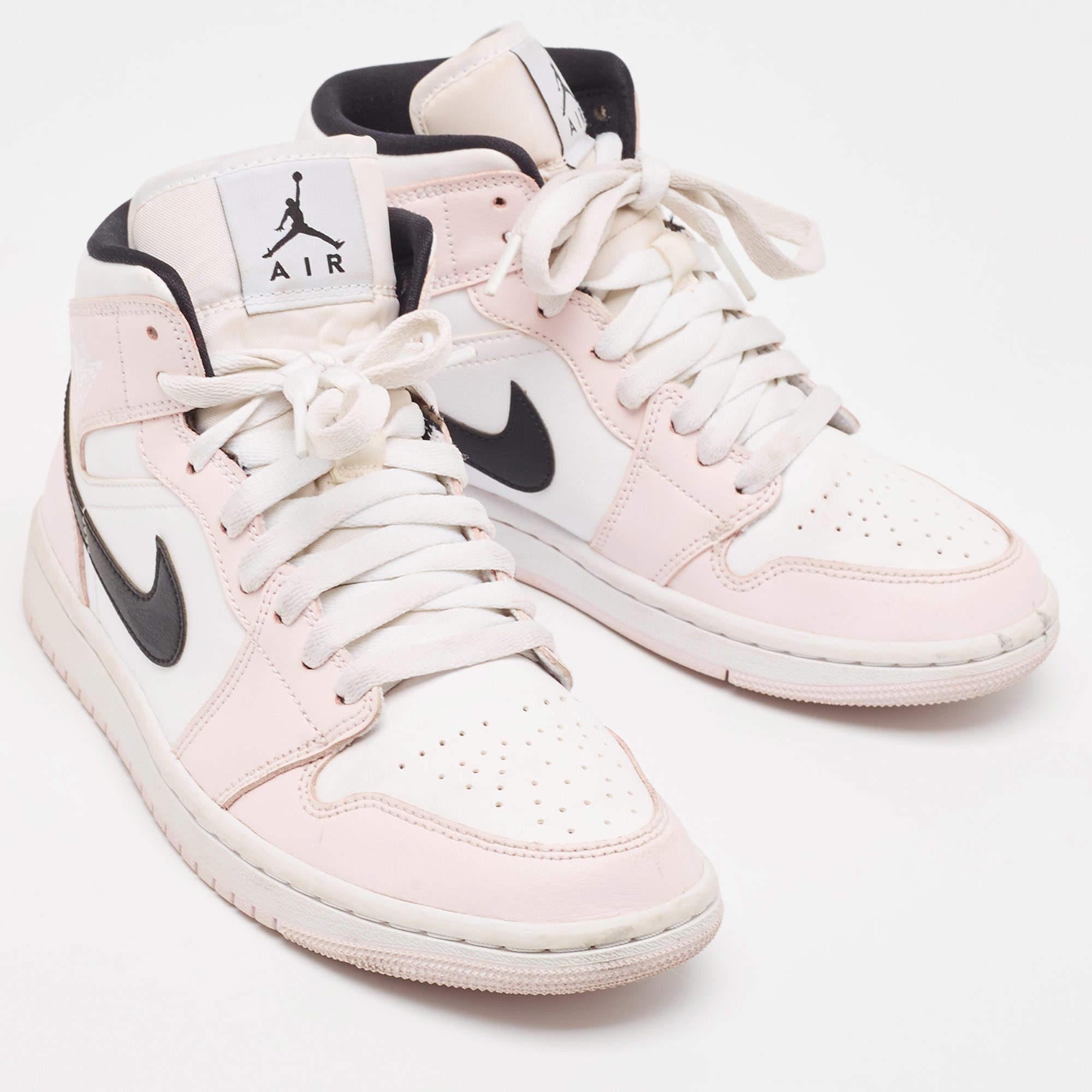 Air Jordans Rosa/Weiß Leder Jordan 1 Mid Barely Rose Turnschuhe Größe 38 im Zustand „Relativ gut“ in Dubai, Al Qouz 2