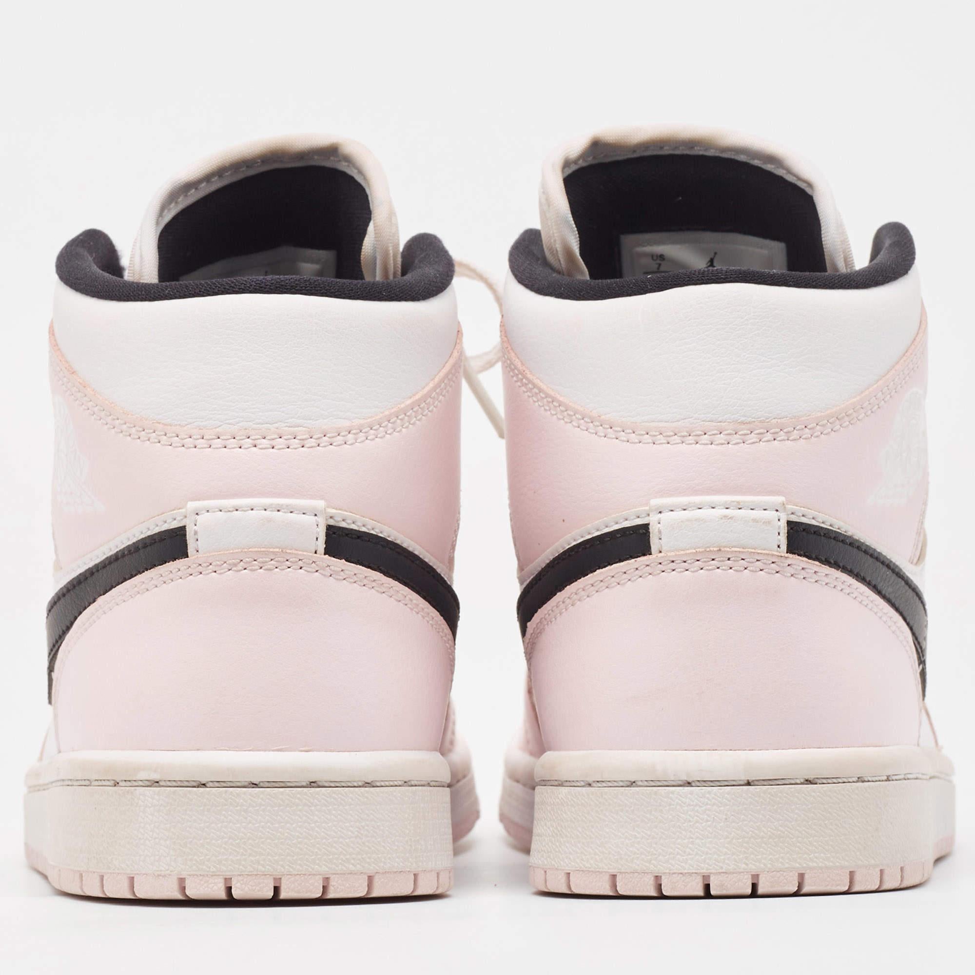 Air Jordans Rosa/Weiß Leder Jordan 1 Mid Barely Rose Turnschuhe Größe 38 Damen