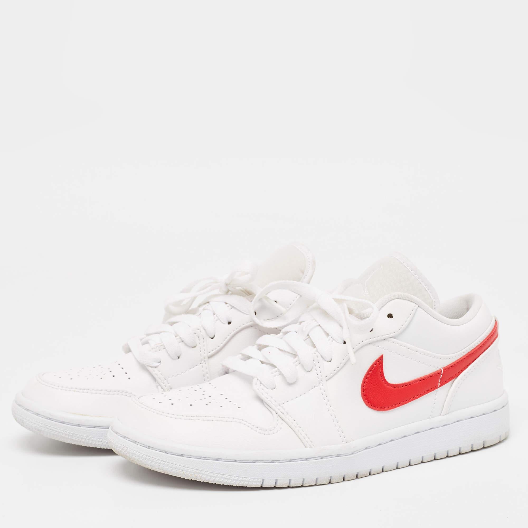 Eleva il tuo gioco di calzature con queste sneakers Air Jordan 1 White Red. Combinando elementi molto amati e un comfort ineguagliabile, queste sneakers saranno perfette ai tuoi piedi.