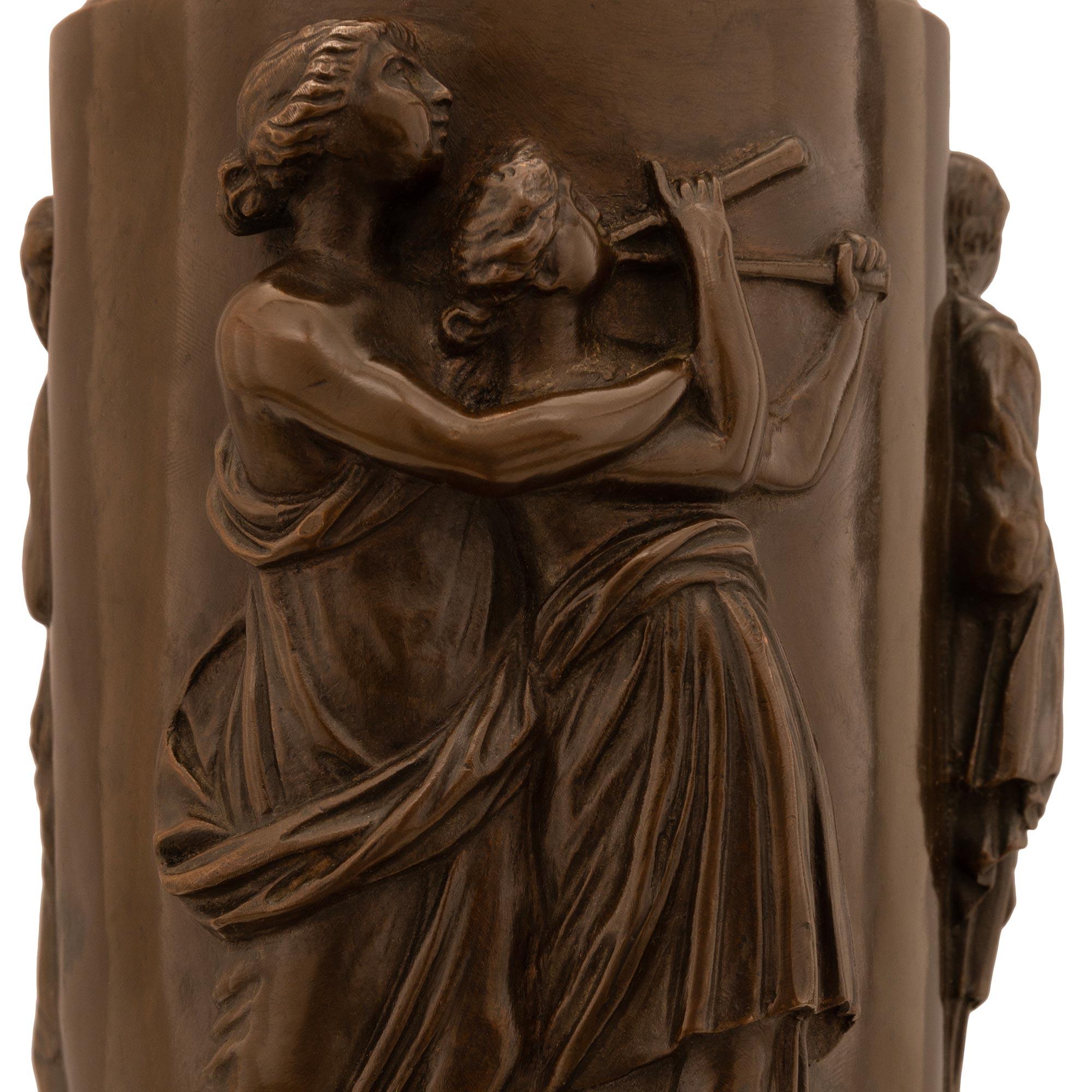 Une belle paire de lampes en bronze patiné de la période du Grand Tour, signée Barbedienne. La paire de lampes à huile originales est posée sur des bases circulaires en forme de socle, sous les bustes étonnants et de grande qualité de la déesse
