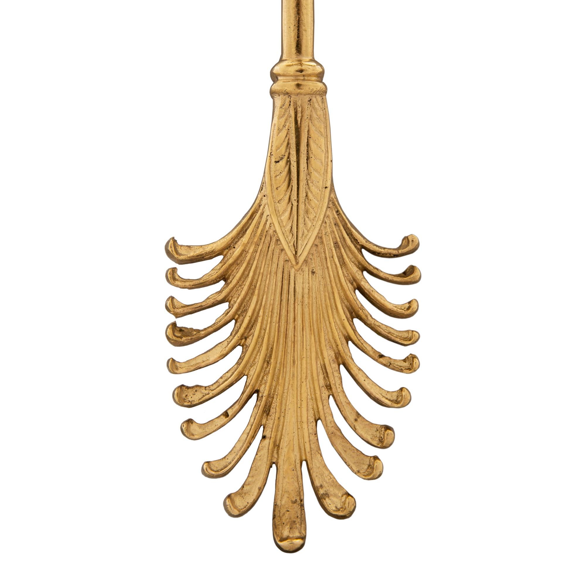 Similoro Coppia di lampade a tre bracci in stile neo-classico francese del 19° secolo in vendita
