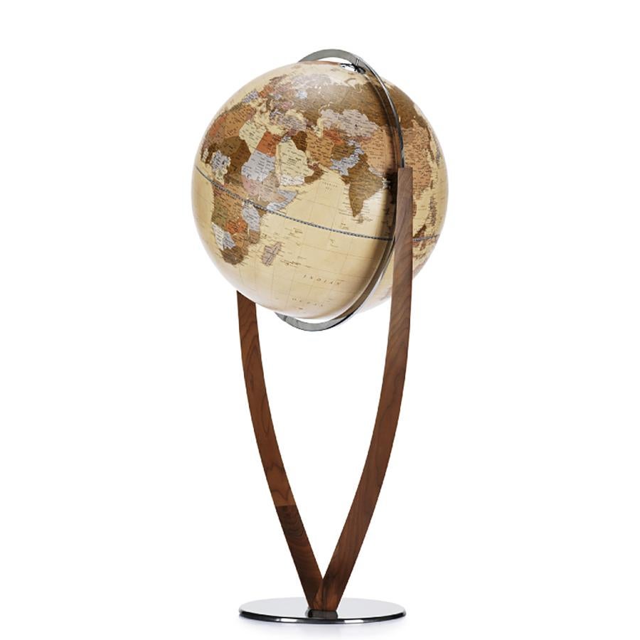 Globe air sand with structure in solid walnut wood
on polished stainless steel base. This globe is made
of a polymer and cellulose alloy, antique sand finish,
Sphere diameter: 60cm.