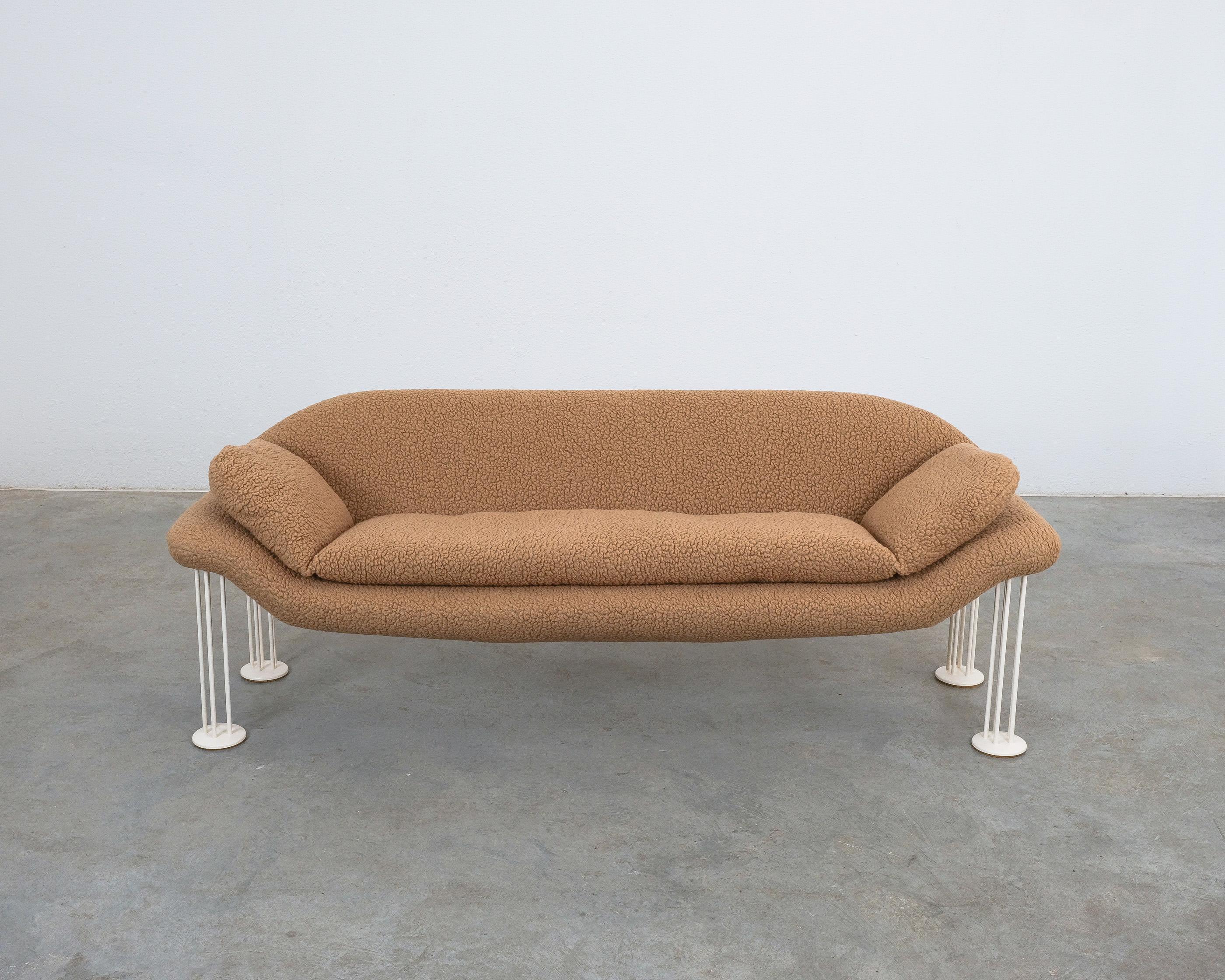 Canapé Air nouvellement tapissé en Teddy Bouclé couleur Amarena, années 1980 par Burkhard Vogtherr pour Hain & Thome- plus le coussin tapissé d'origine. Nous avons deux autres versions de ces canapés disponibles.

Cette version plus grande du canapé