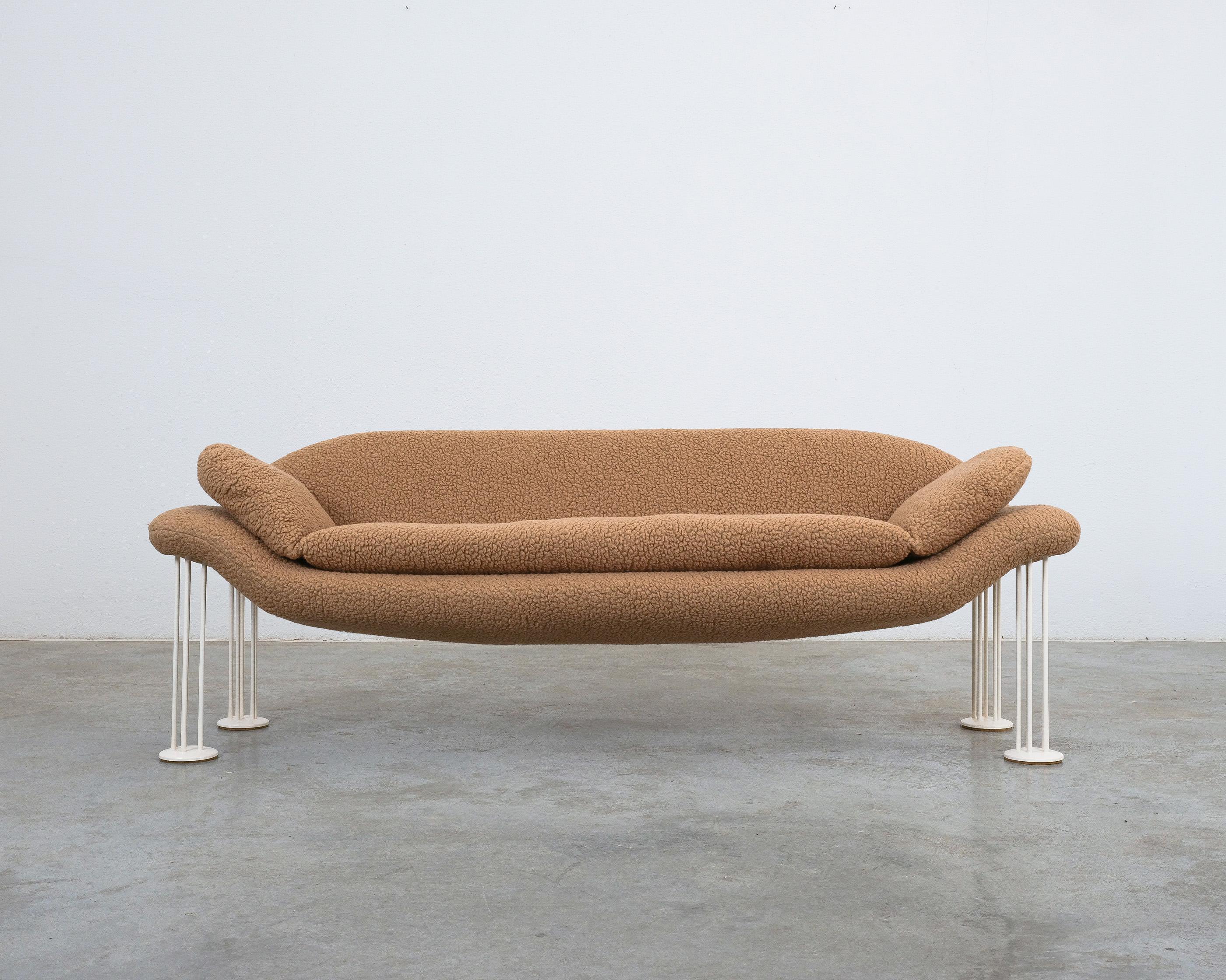 Mid-Century Modern Canapé Air Burkhard Vogtherr nouvellement tapissé Amarena Brown Teddy Brown Bouclé , années 1980 en vente