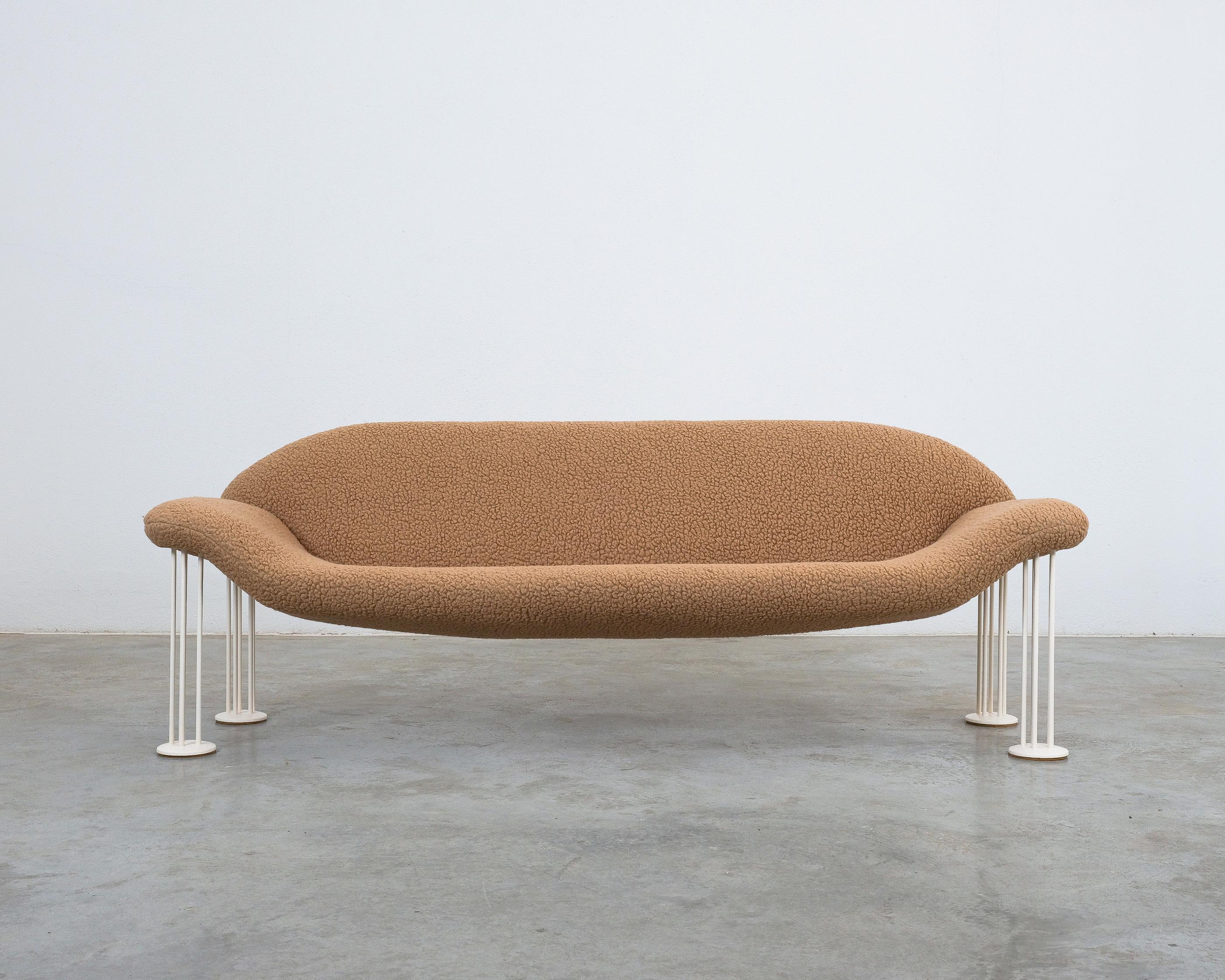Allemand Canapé Air Burkhard Vogtherr nouvellement tapissé Amarena Brown Teddy Brown Bouclé , années 1980 en vente