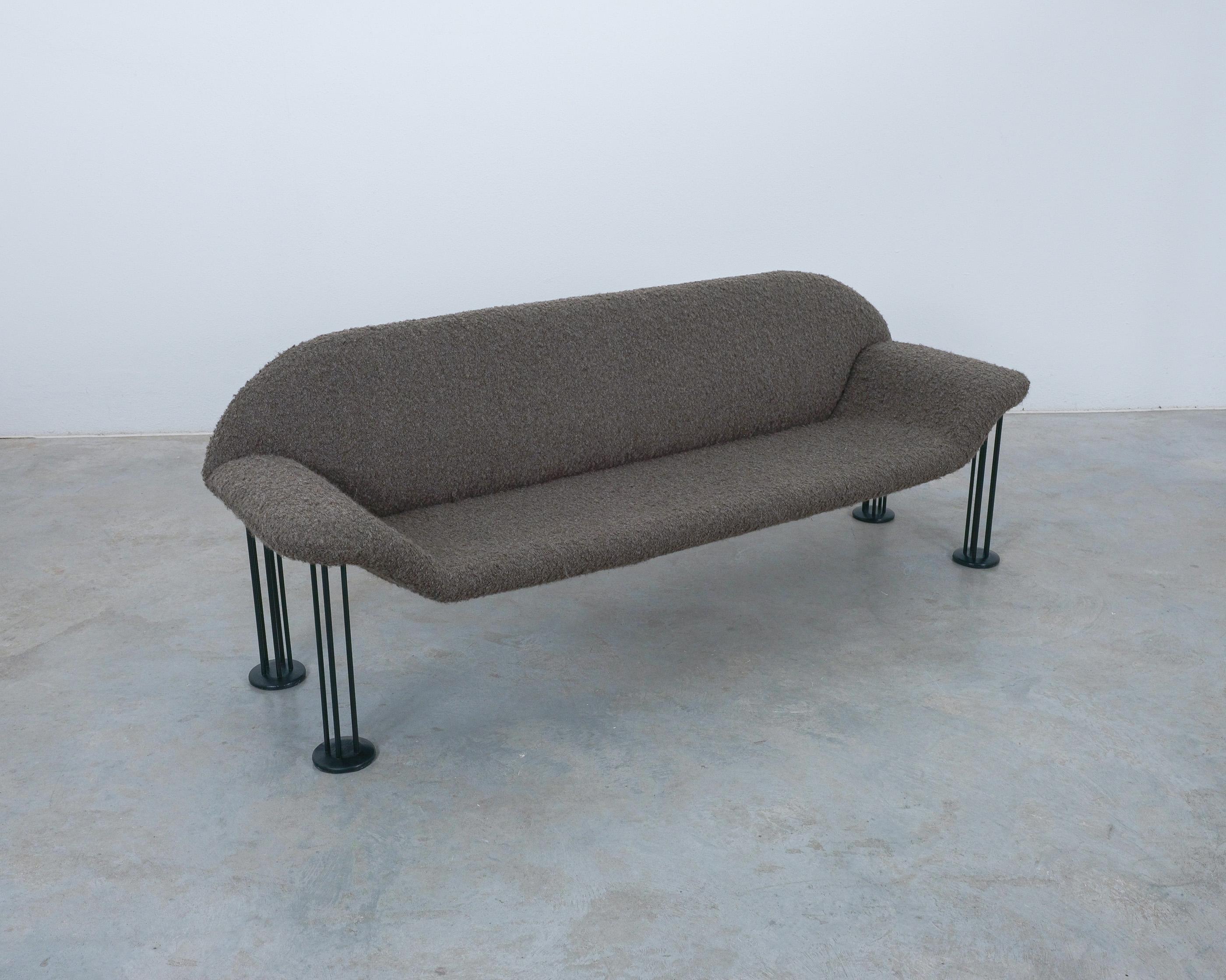 Canapé Air nouvellement rembourré en bouclé Teddy, années 1980 par Burkhard Vogtherr pour Hain & Thome- Nous avons également une version plus petite disponible.

Cette version plus grande du canapé 