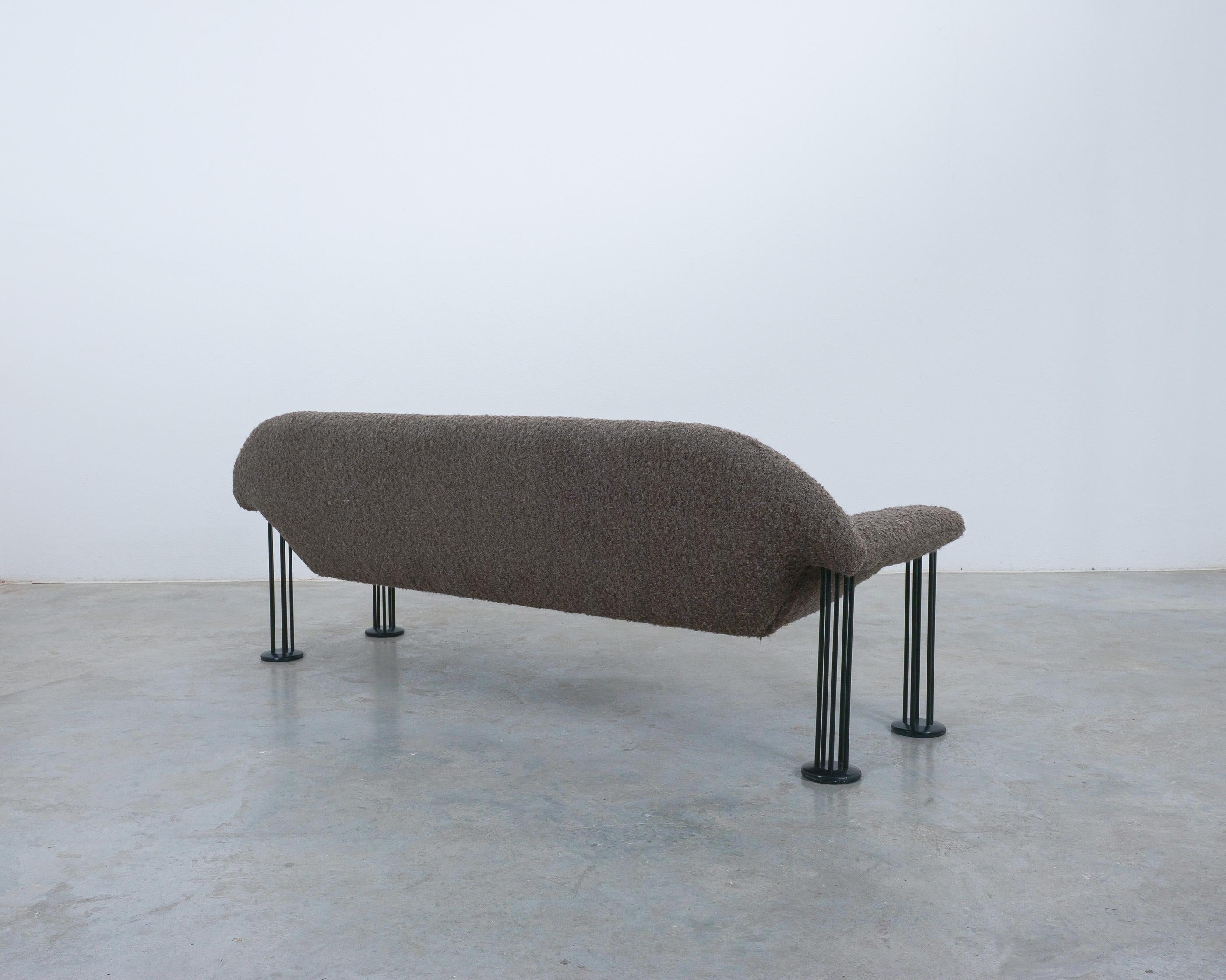 Mid-Century Modern Canapé Air Burkhard Vogtherr nouvellement tapissé Teddy Brown Bouclé, années 1980 en vente