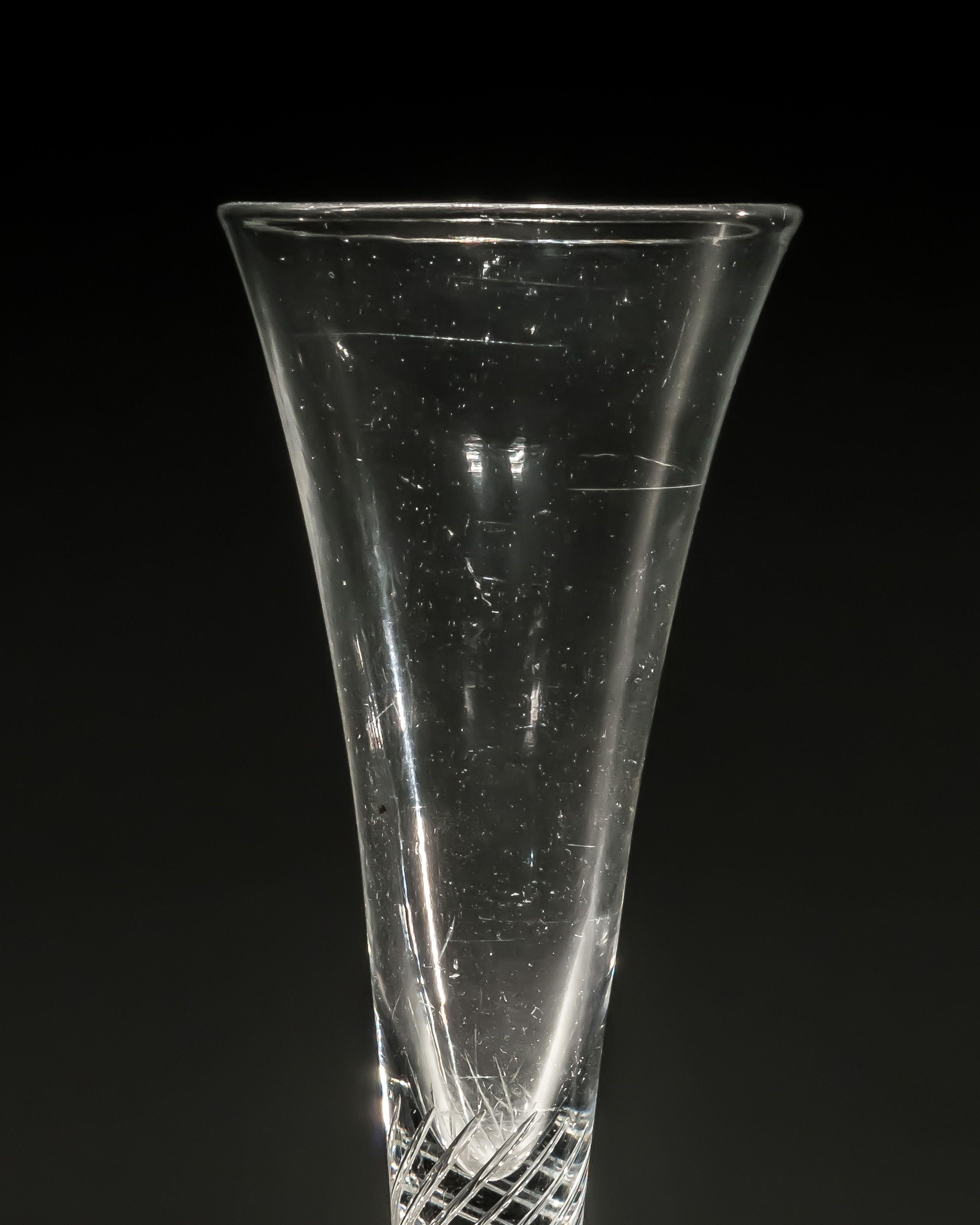 XVIIIe siècle et antérieur Verre à ale aérosol torsadé en vente