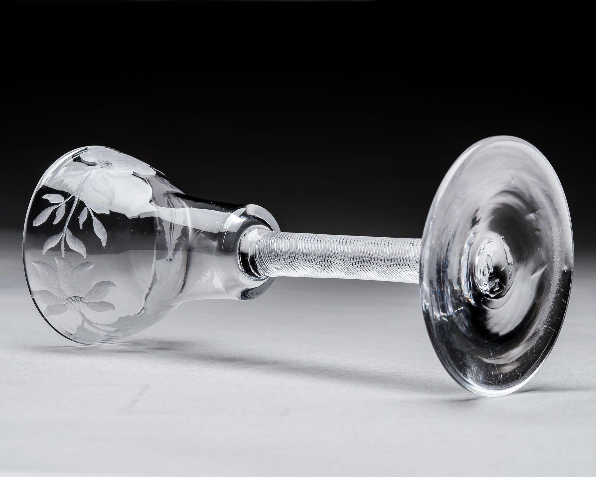 Verre taillé Air Twist gravé de fleurs jacobites en vente