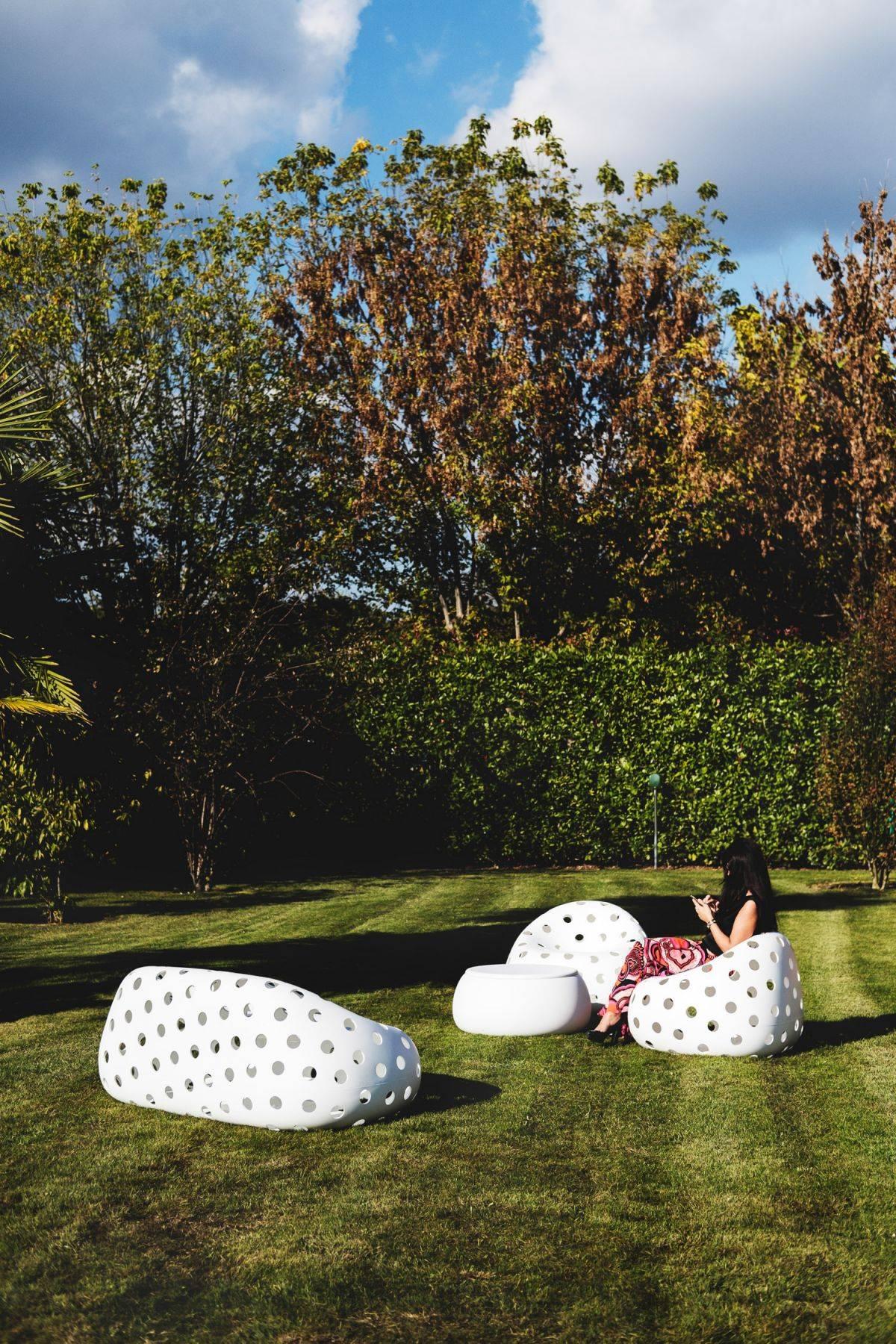Modern Airball Sofa in White Polyethylene by Alberto Brogliato for Plust For Sale