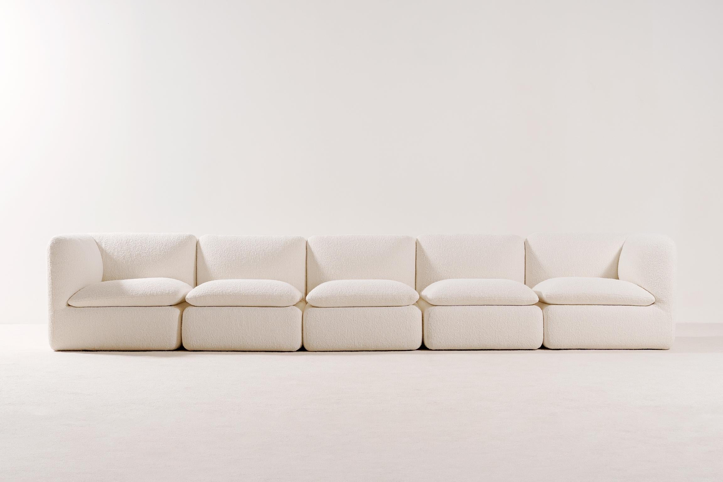 Nice sectional sofa composed of a set of 5 lounge chairs edited by Airborne, France, 1970s.
This modular sofa can be settled to your liking, using the 3 straight and 2 corner modules, as a corner sofa or as a very long 5 seater sofa.

Dimensions