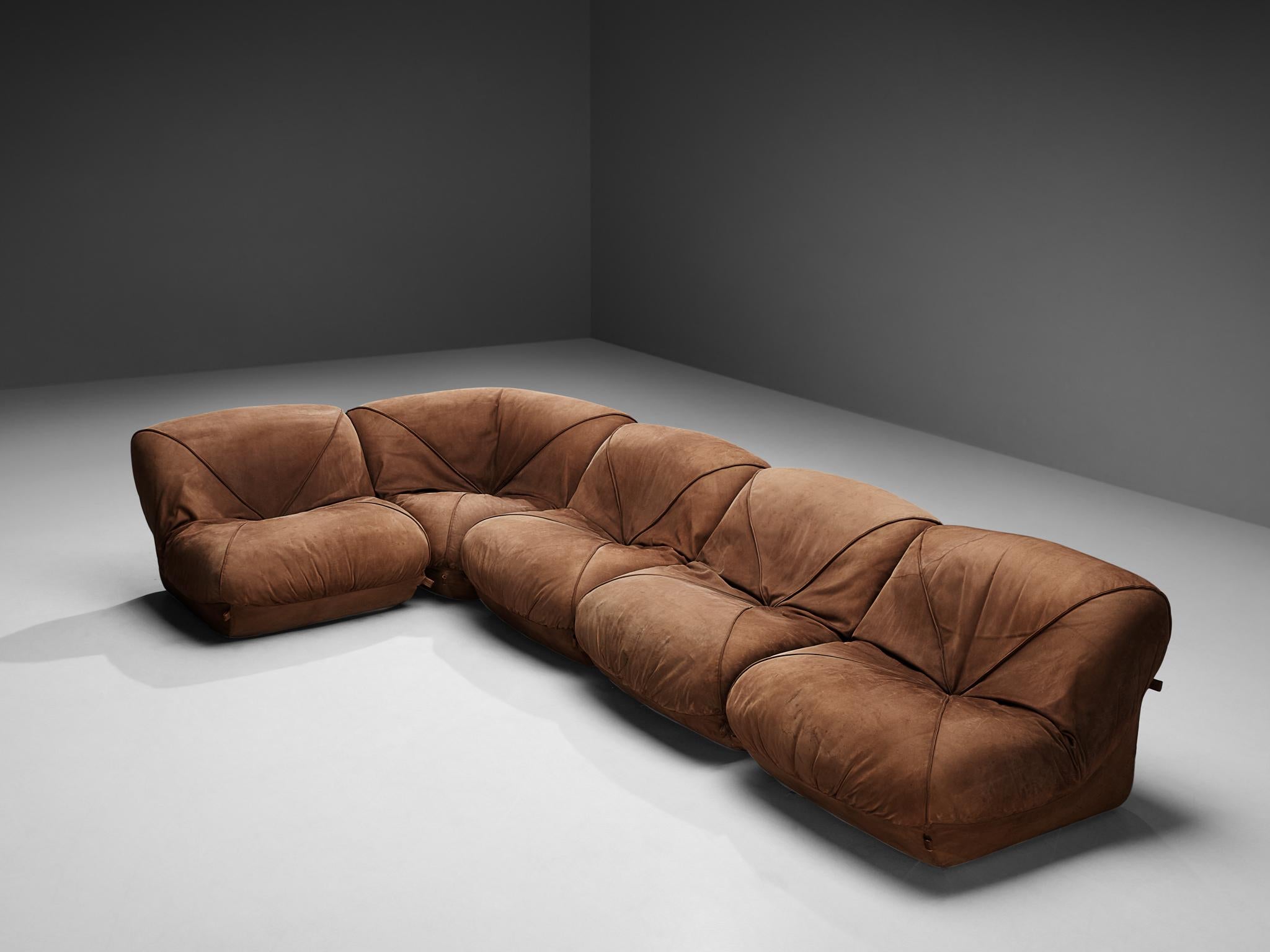 Airborne, sectional sofa, model 'Patate', light brown suede, France, 1970s 

This well-designed sofa is fully executed in light brown suede that contributes to a unified look. This sofa is characterized by a splendid construction consisting of four