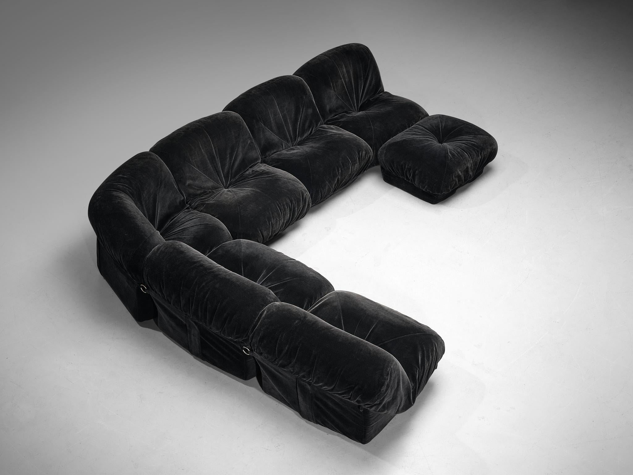 Airborne, Sektionssofa mit Ottomane Modell 'Patate', Samtkord, Metall, Frankreich, 1970er Jahre 

Dieses gut durchdachte Sofa ist vollständig in schwarzem Samtcord ausgeführt, der zu einem einheitlichen Look beiträgt. Dieses Sofa zeichnet sich durch