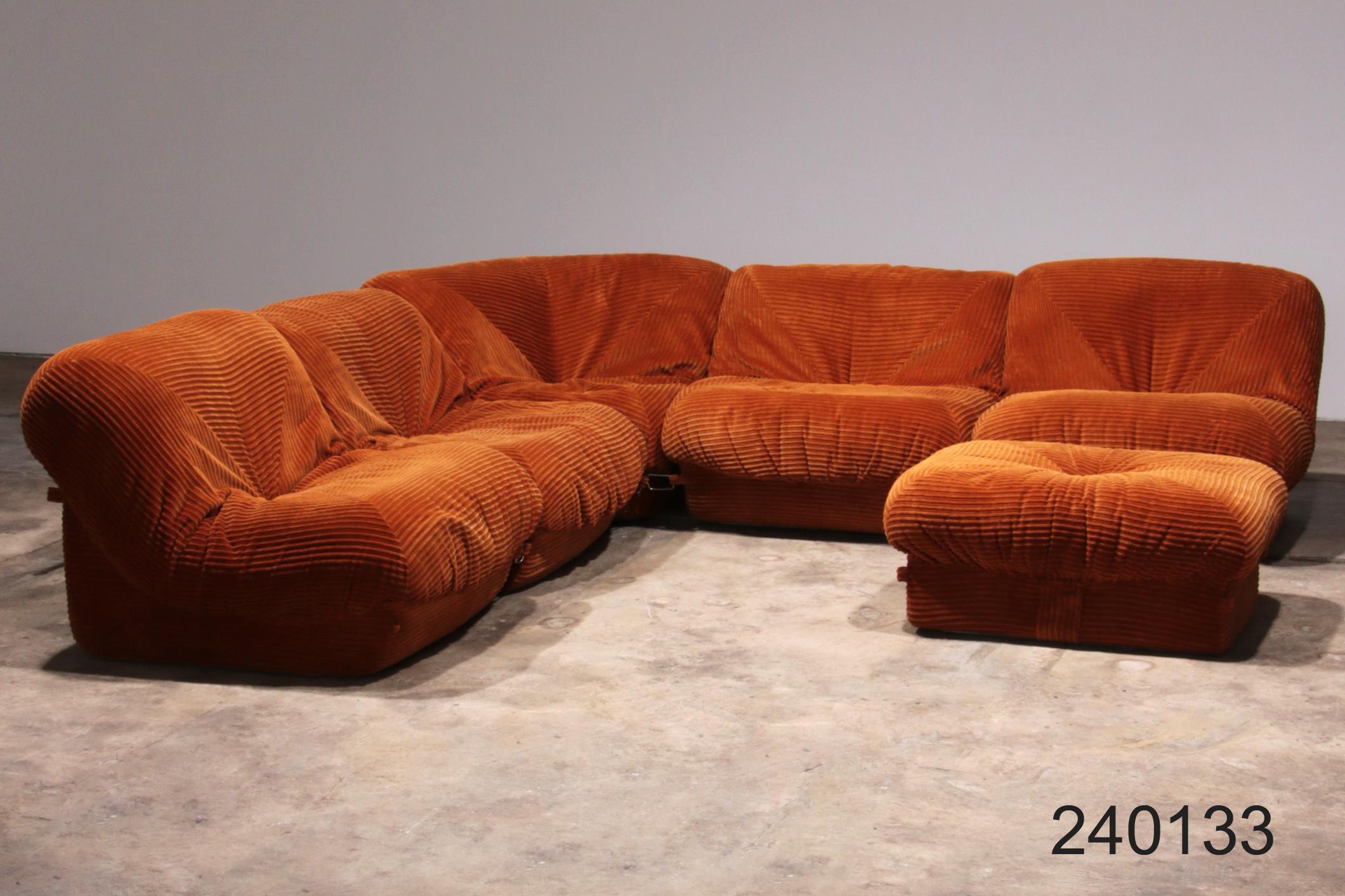 Canapé sectionnel Airborne avec ottoman « Patate » en velours côtelé orange large et nervuré 7