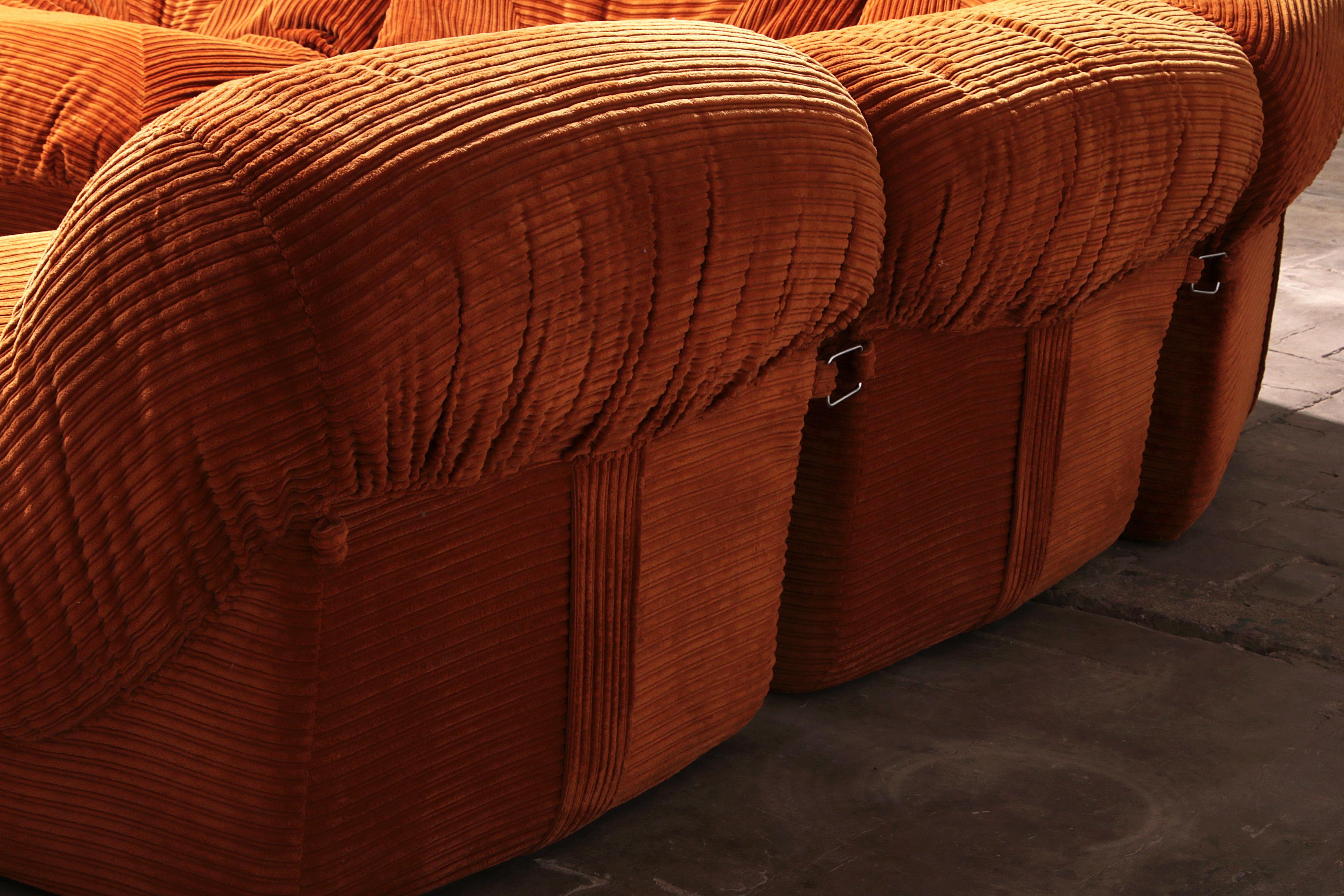 Airborne sectional sofa with ottoman 'Patate' in orange Corduroy wide ribbed  In Excellent Condition For Sale In Oostrum-Venray, NL