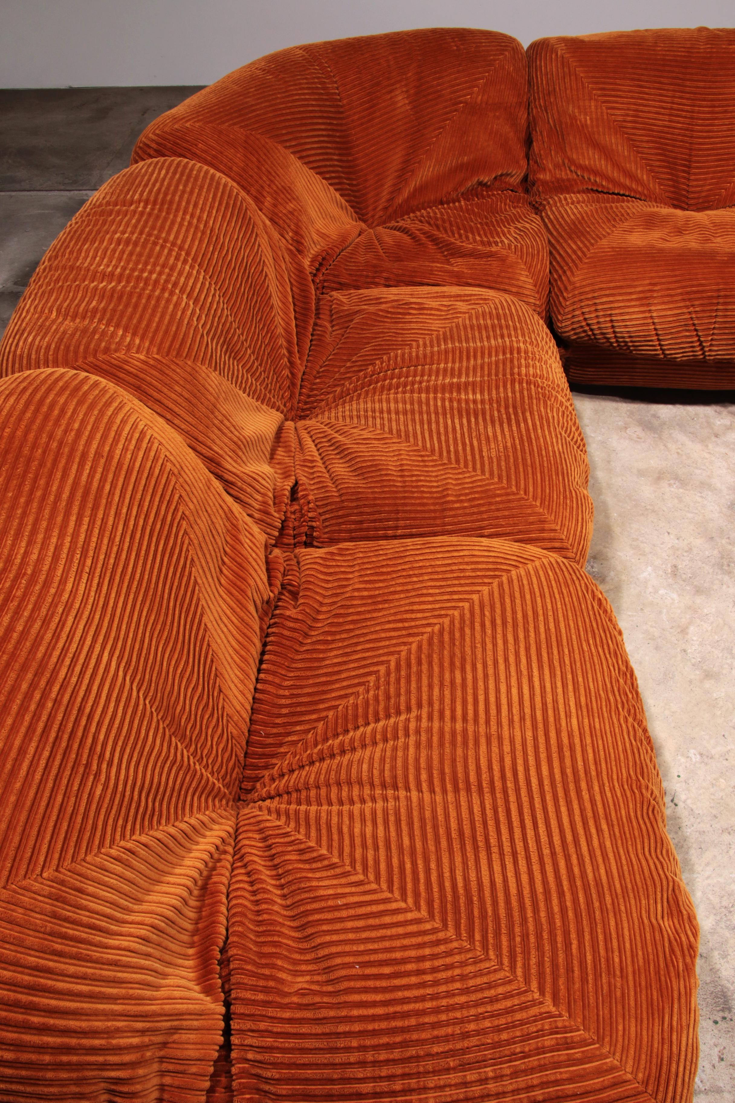 Fabric Airborne sectional sofa with ottoman 'Patate' in orange Corduroy wide ribbed  For Sale