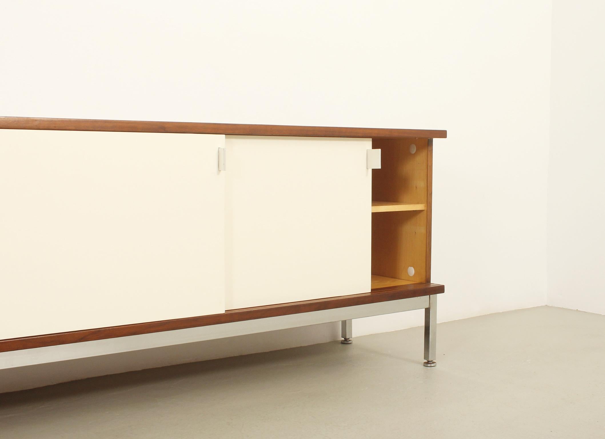 Airborne Sideboard mit lackierten Slide-Türen, Frankreich, 1960er Jahre im Angebot 5