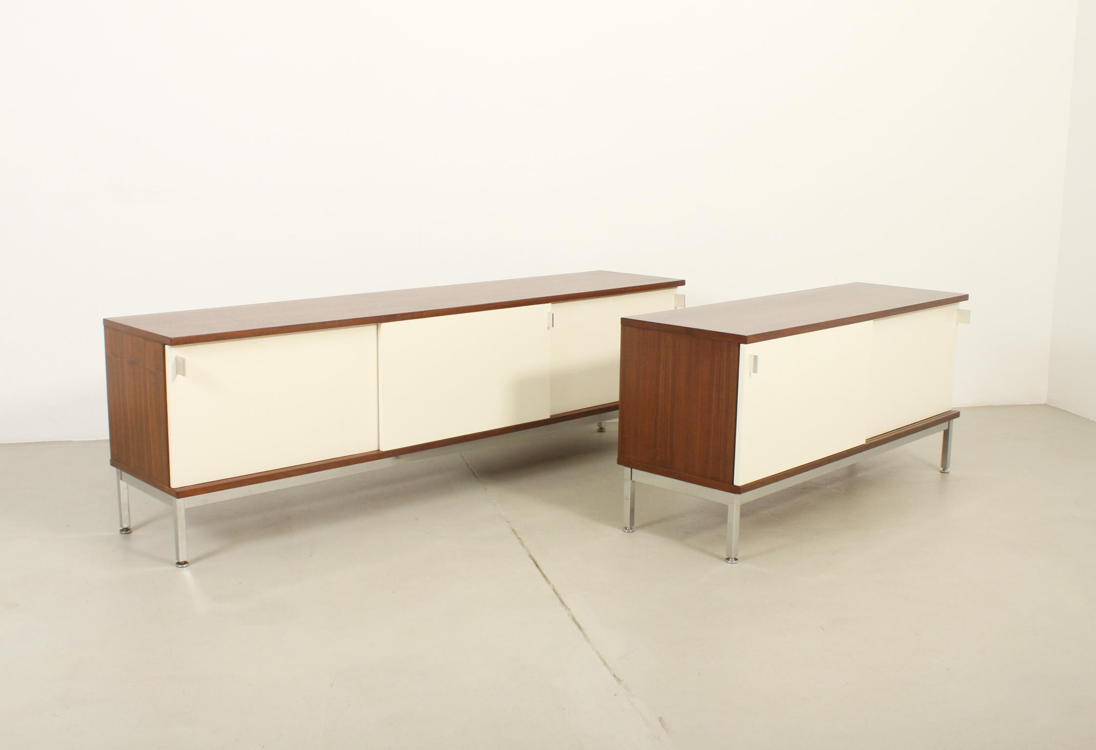Airborne Sideboard mit lackierten Slide-Türen, Frankreich, 1960er Jahre im Angebot 7