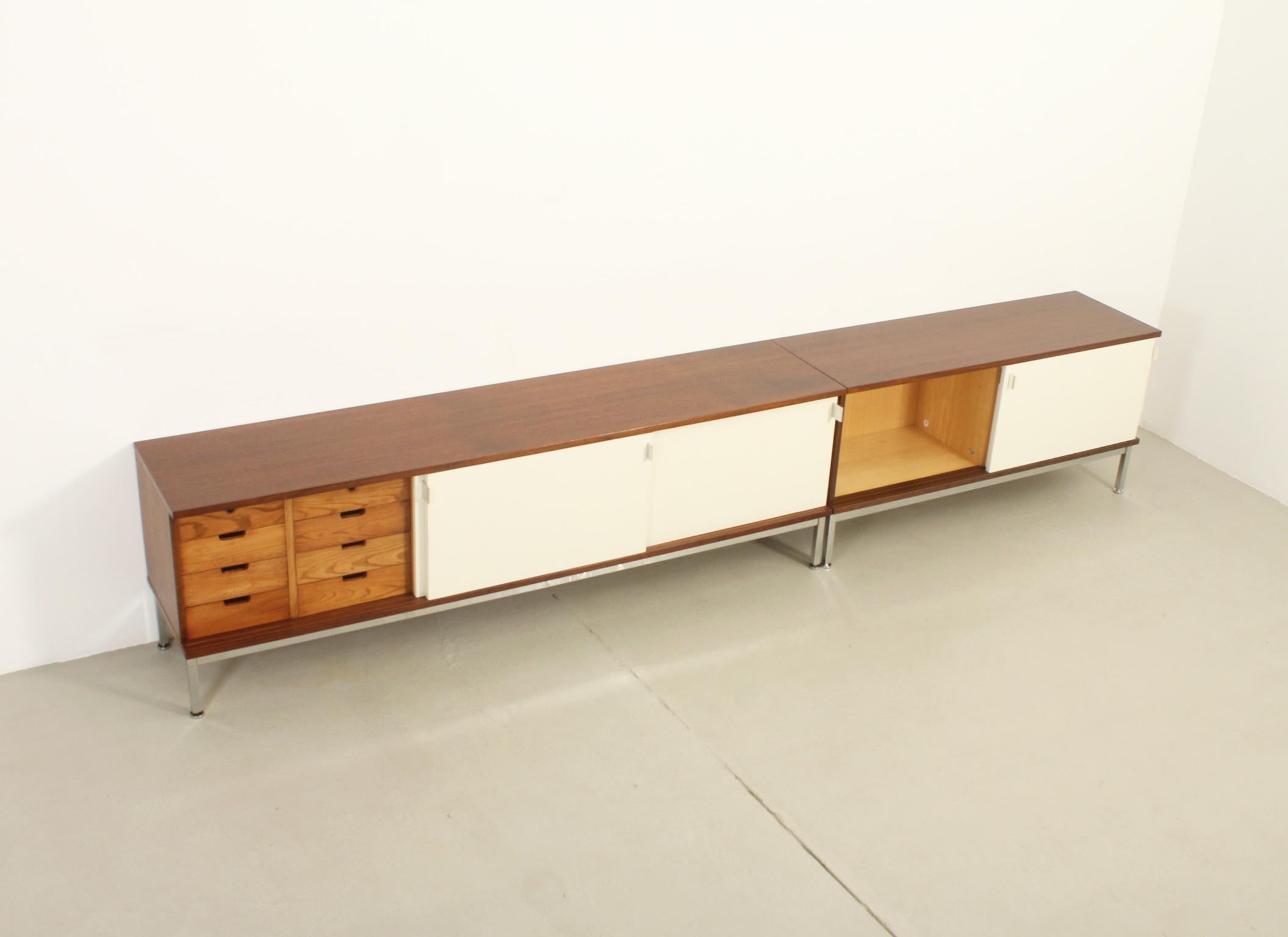 Airborne Sideboard mit lackierten Slide-Türen, Frankreich, 1960er Jahre im Angebot 9