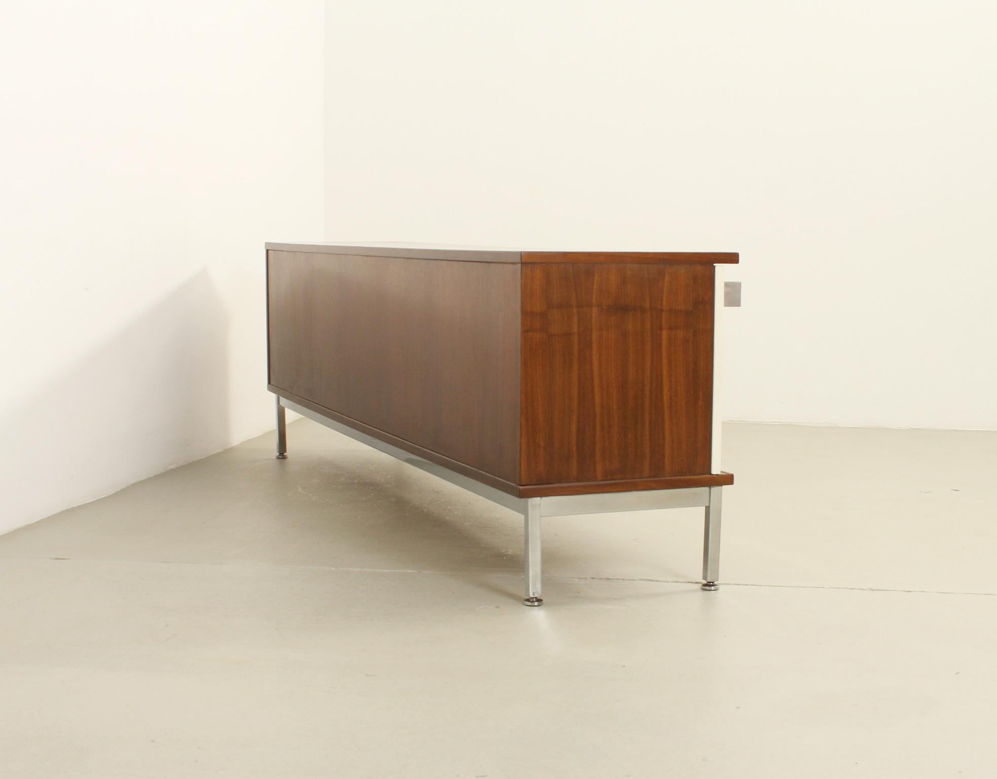 Airborne Sideboard mit lackierten Slide-Türen, Frankreich, 1960er Jahre im Angebot 10