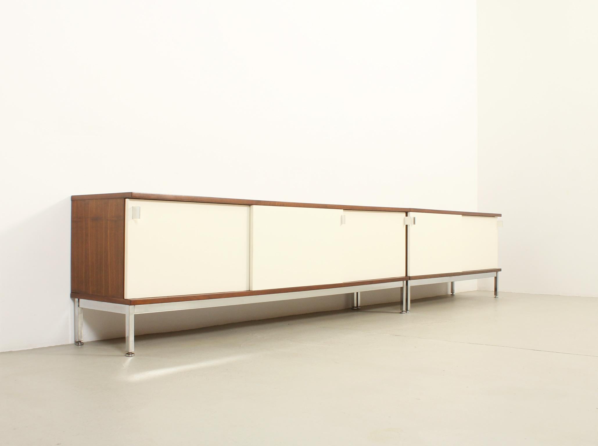 Airborne Sideboard mit lackierten Slide-Türen, Frankreich, 1960er Jahre im Angebot 11