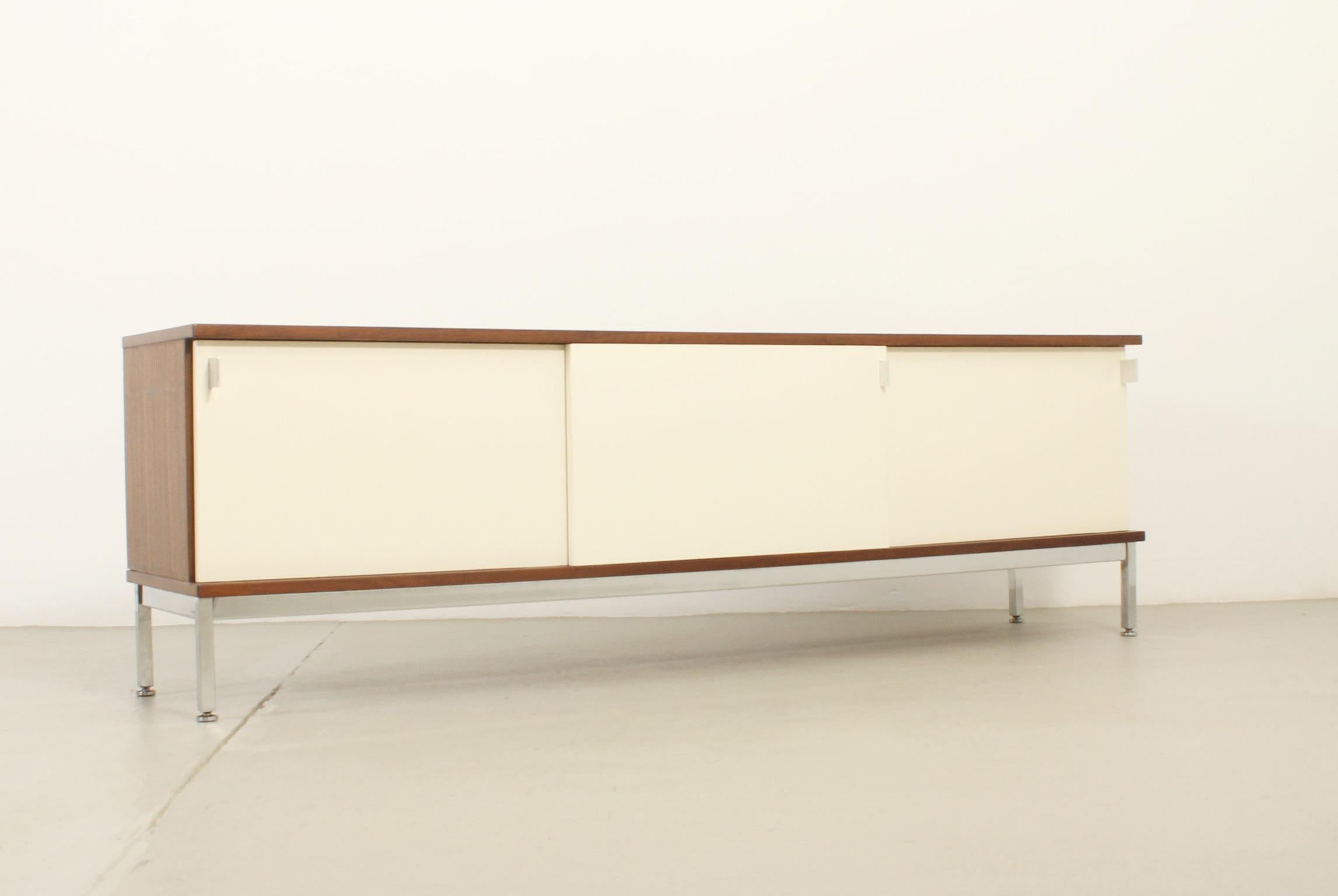 Sideboard, herausgegeben in den 1960er Jahren von Airborne, Frankreich. Birkenholz mit drei weiß lackierten Schiebetüren mit verchromtem Stahlsockel und polierten Aluminiumgriffen. Zwei Räume mit internen Regalen und ein weiterer Raum mit acht